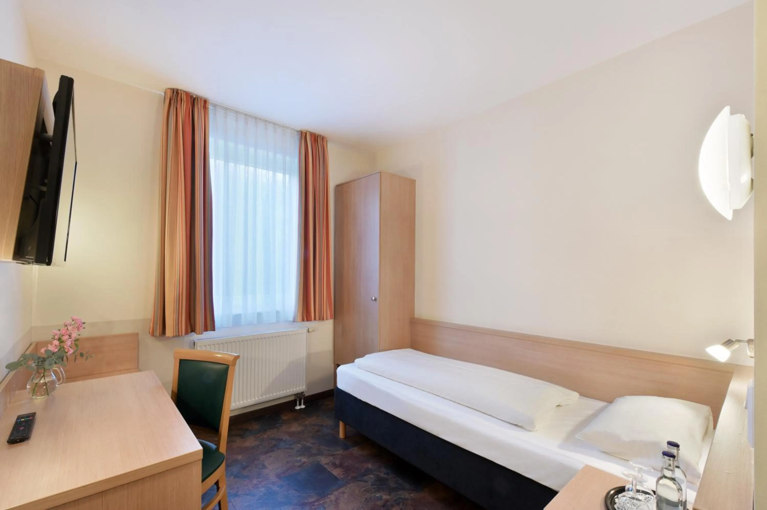 Photo of the whole room, Bed in meinHotel