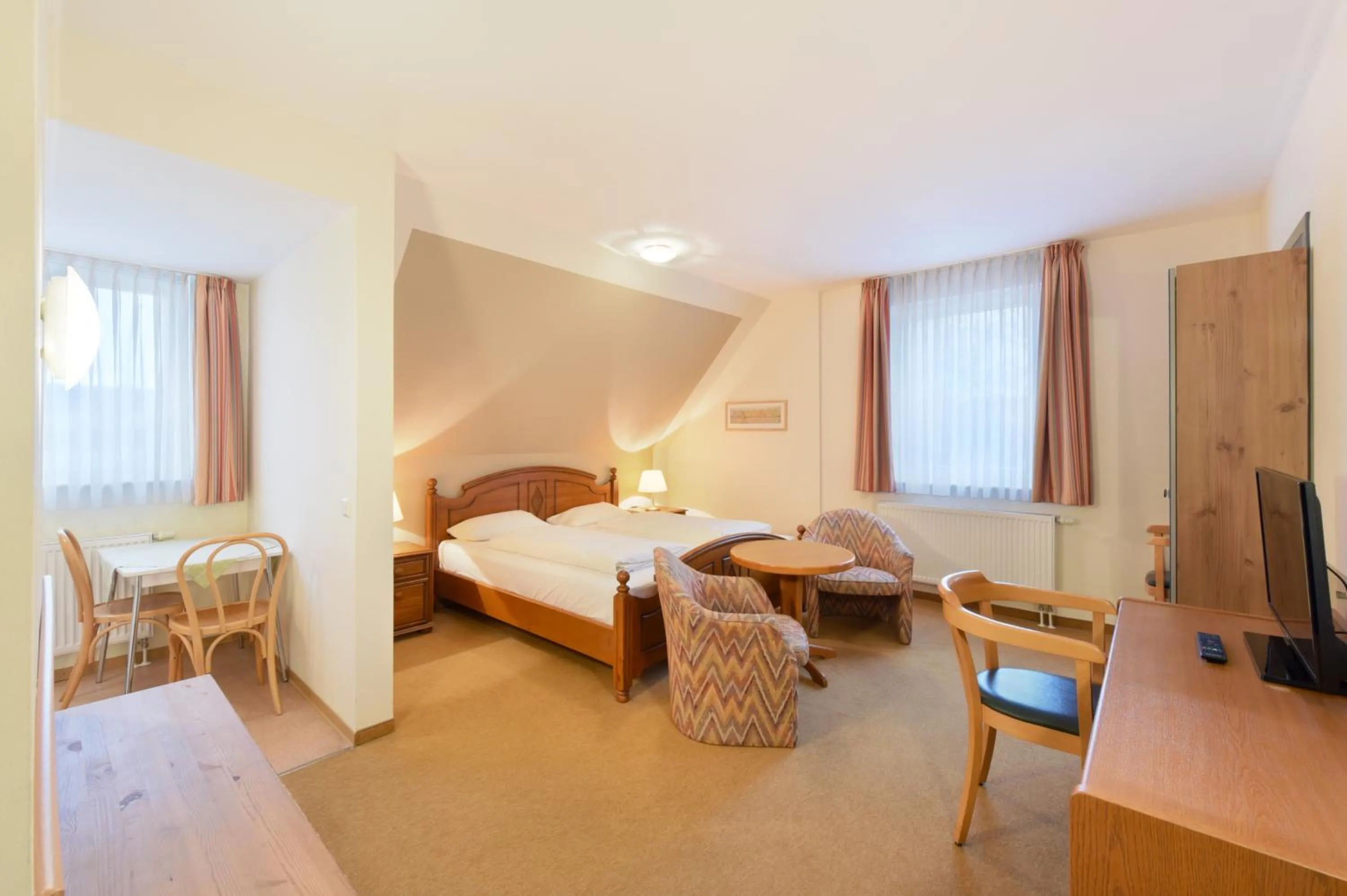 Photo of the whole room, Bed in meinHotel