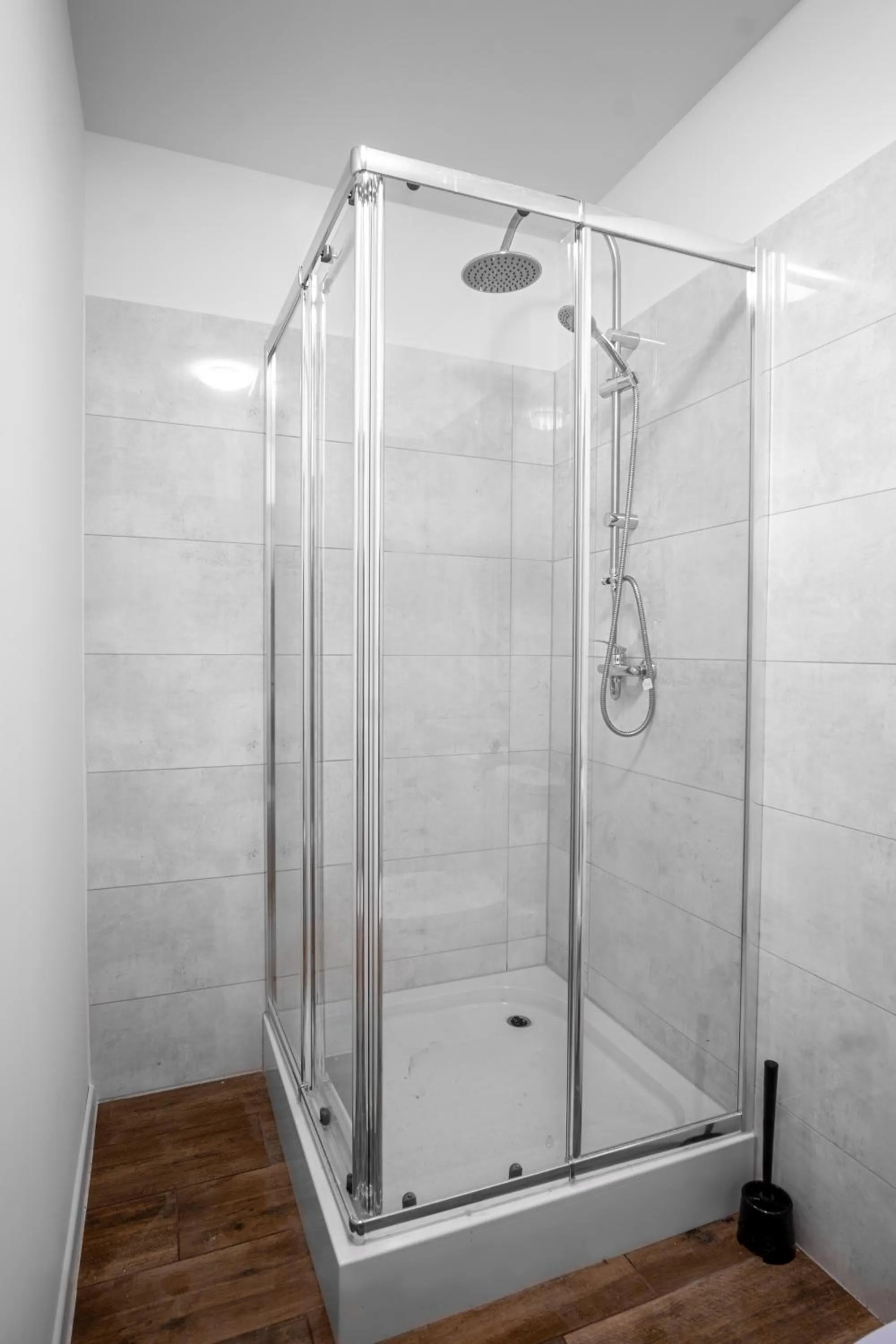 Shower in Dream Aparts - Rewolucji 1905r