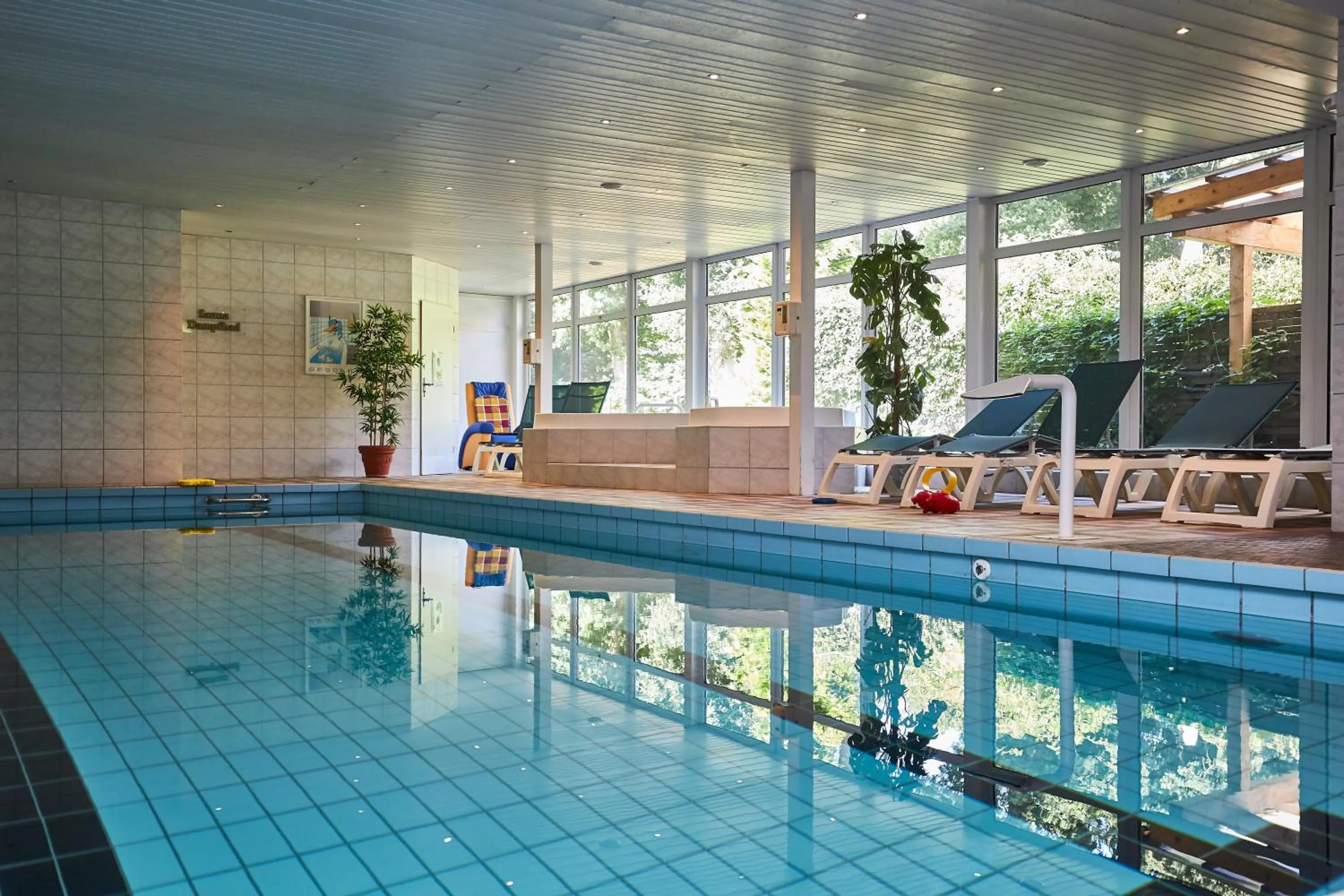 Swimming pool in Flairhotel Hubertus