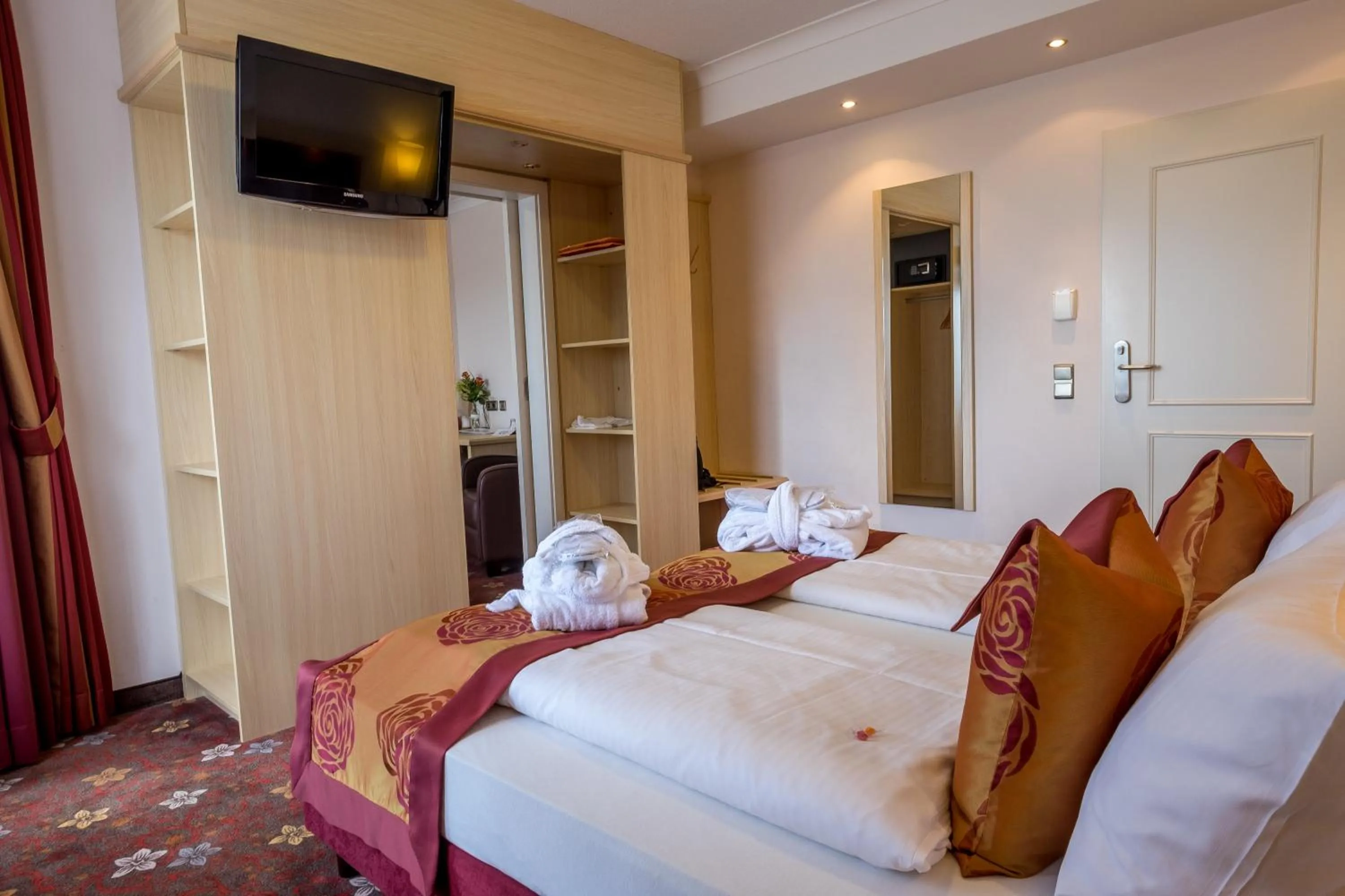 Photo of the whole room, Bed in Walpurgishof