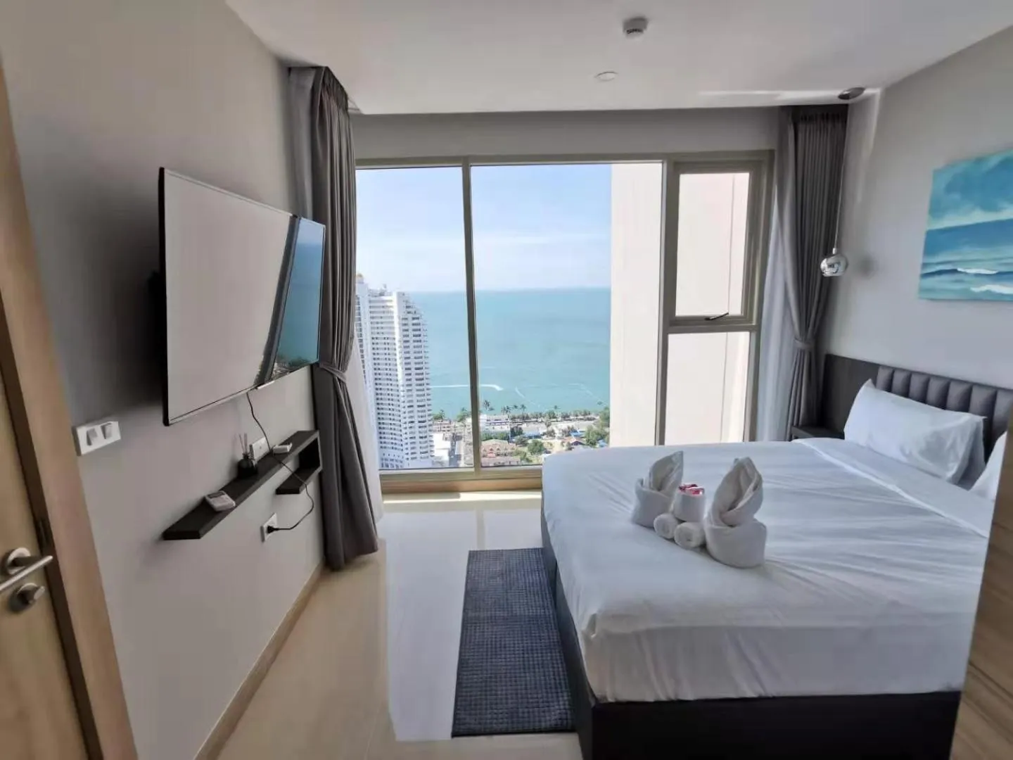 Bed in Riviera Jomtien by Daisy Pattaya