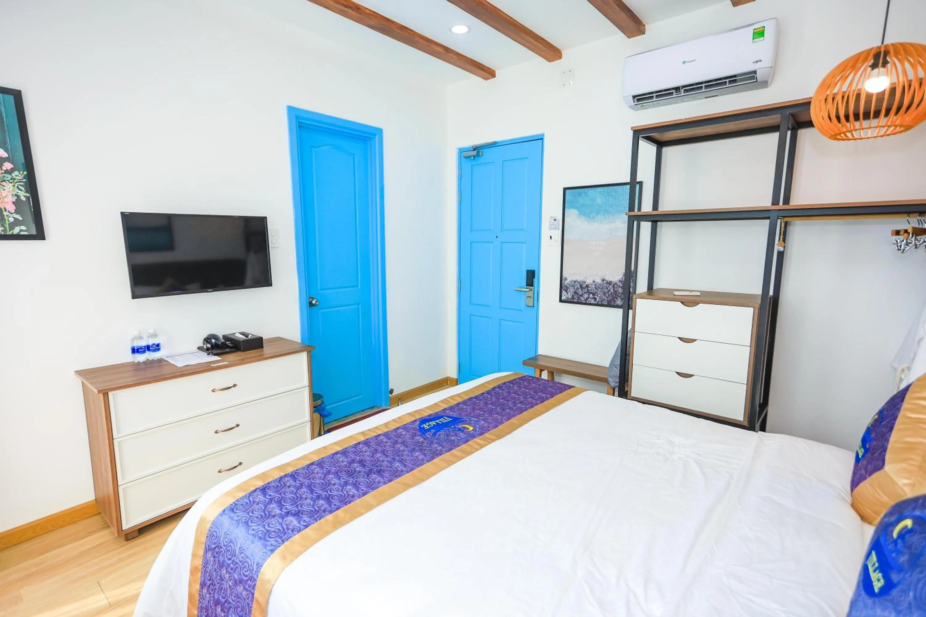 Communal lounge/ TV room, Bed in Chai Village Hotel