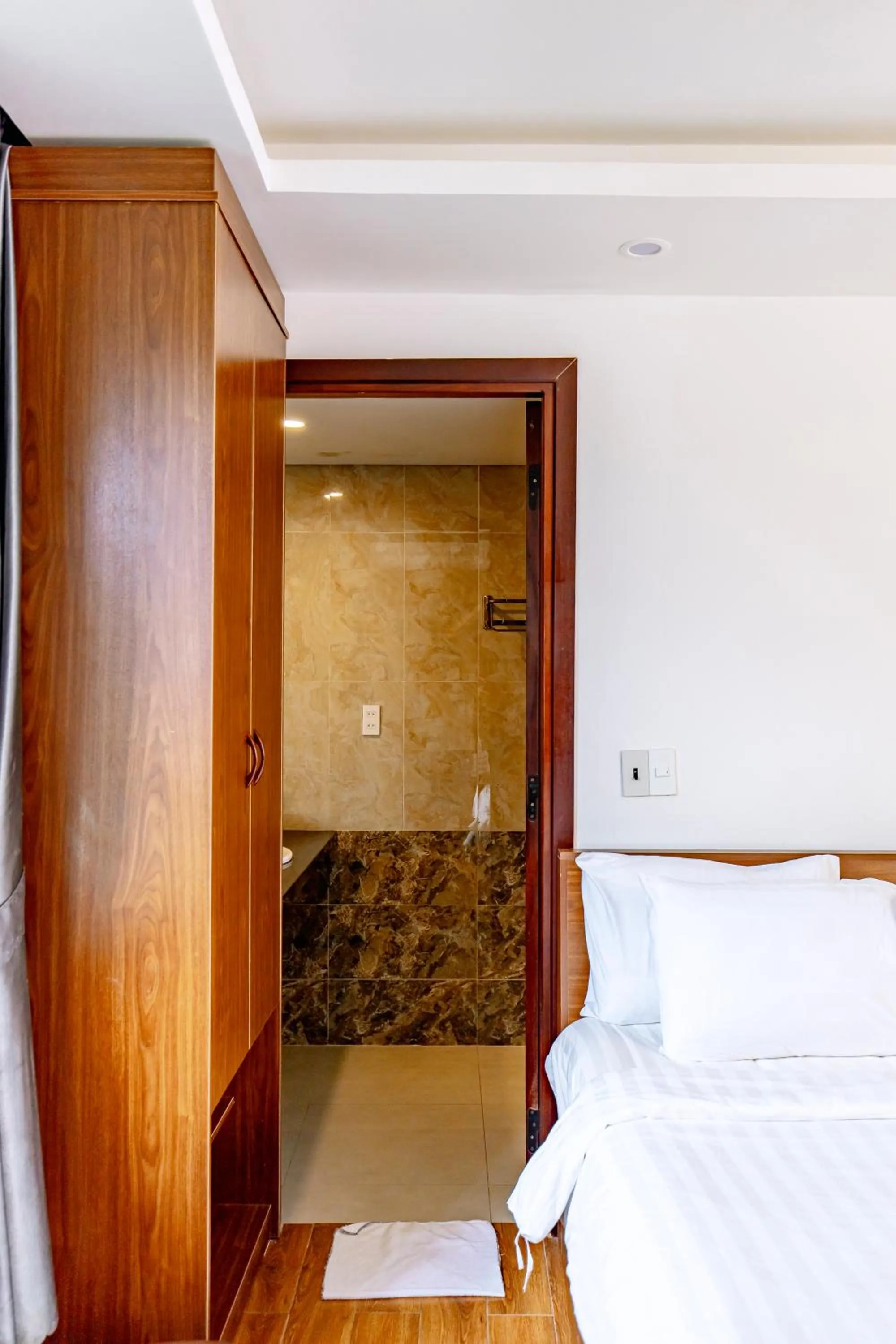 Bed in Dallas Hotel Dalat