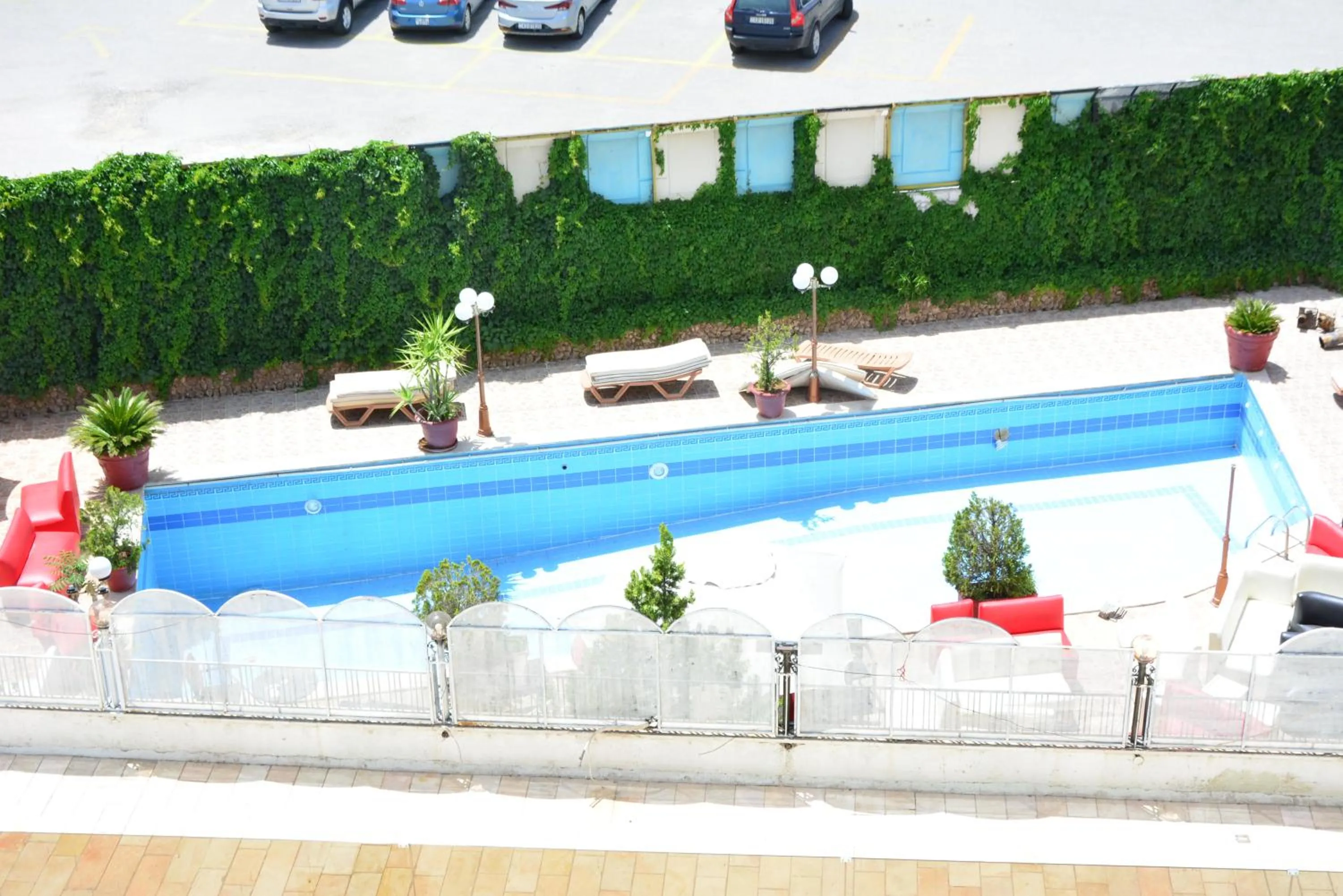 Swimming pool in Rakeen Hotel