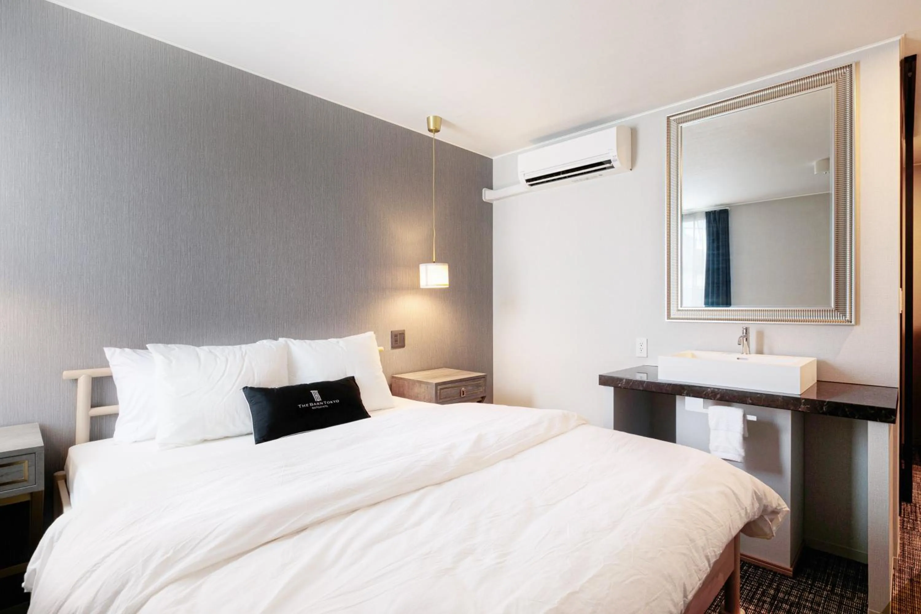 Bed in The Barn Tokyo