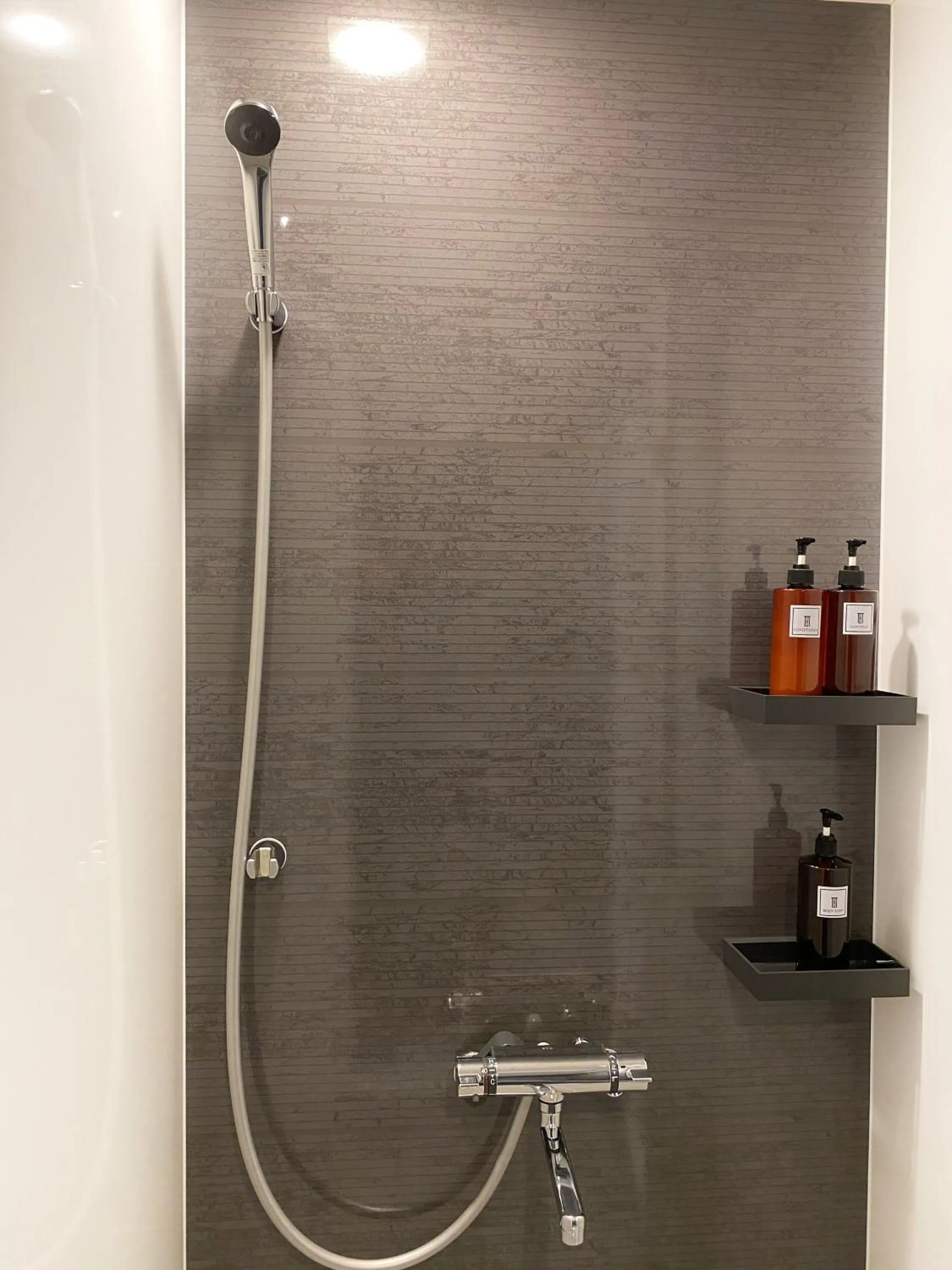 Shower in The Barn Tokyo