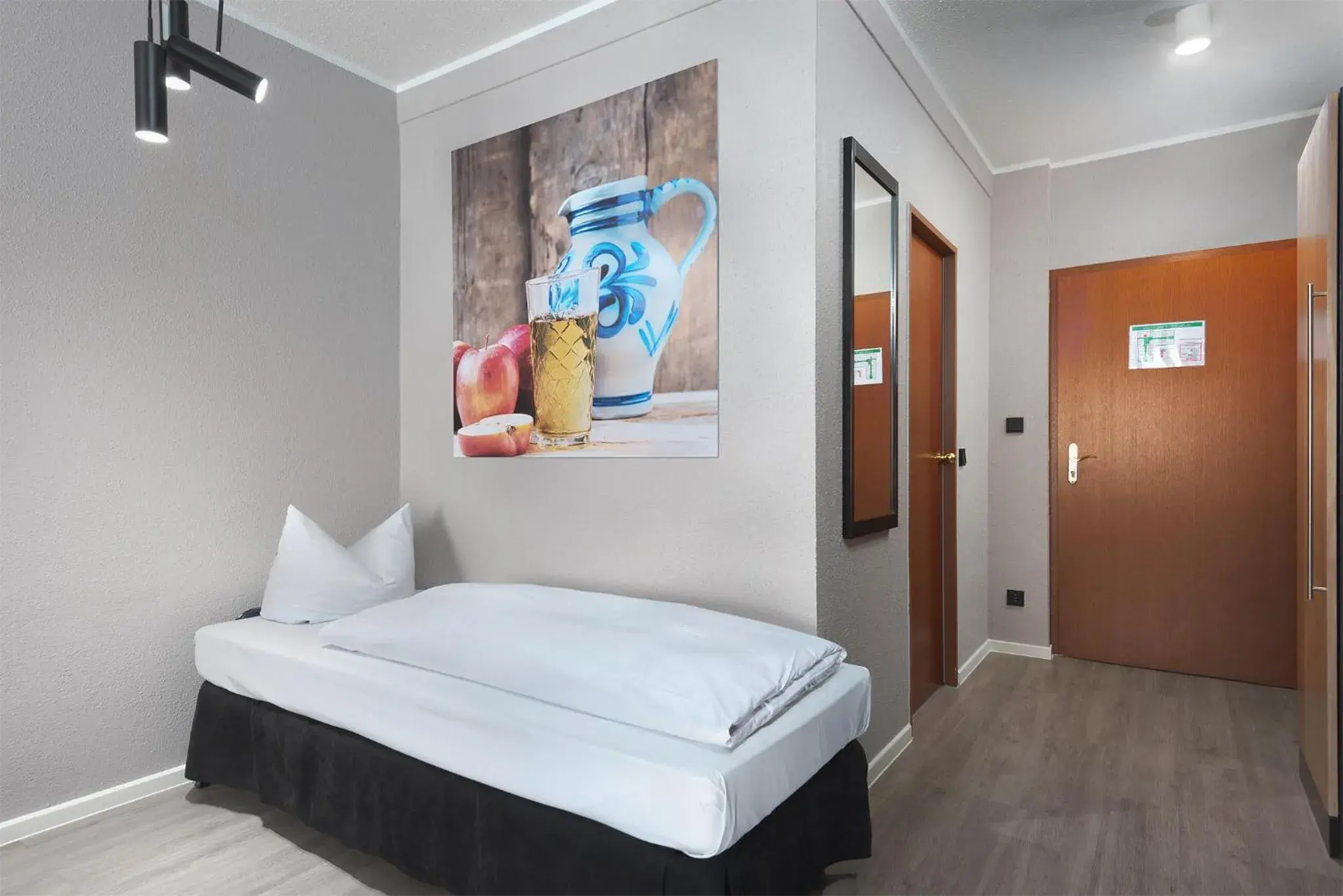 Photo of the whole room, Bed in Trip Inn Hotel Egelsbach Frankfurt Photo of the whole room, Bed in Trip Inn Hotel Egelsbach Frankfurt