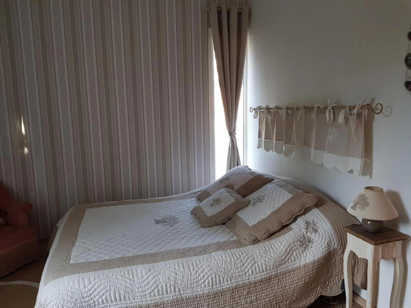 Bed in " Chez NADOU " 2 Chambres d' Hôtes dans maison indépendante à 4 Kms d'Uzès
