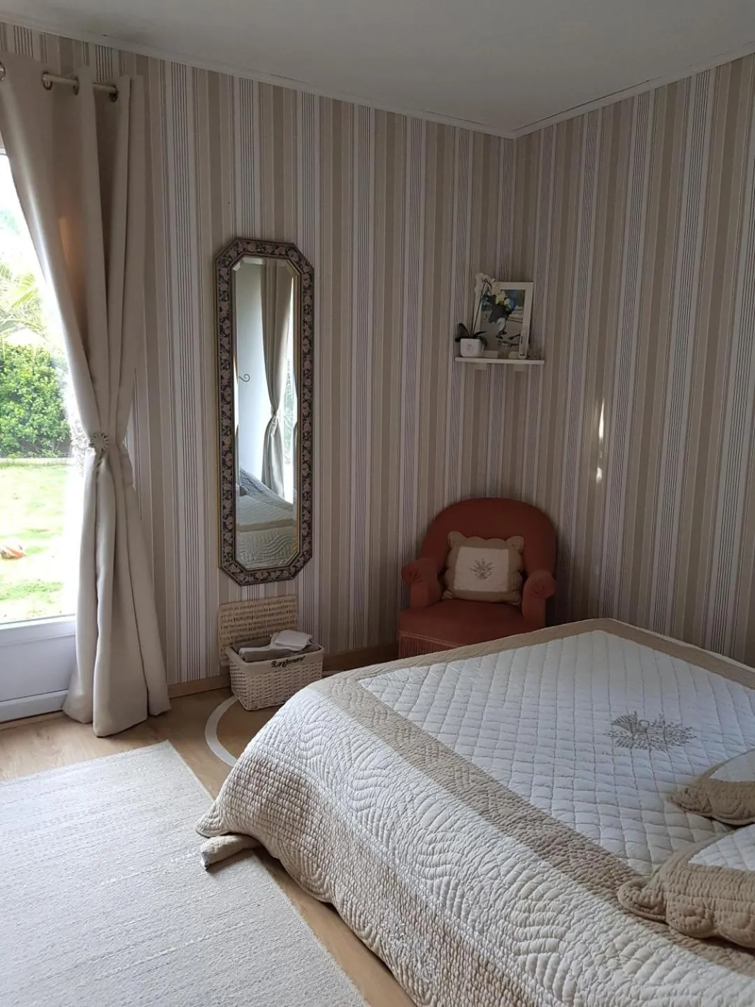 Bed in " Chez NADOU " 2 Chambres d' Hôtes dans maison indépendante à 4 Kms d'Uzès
