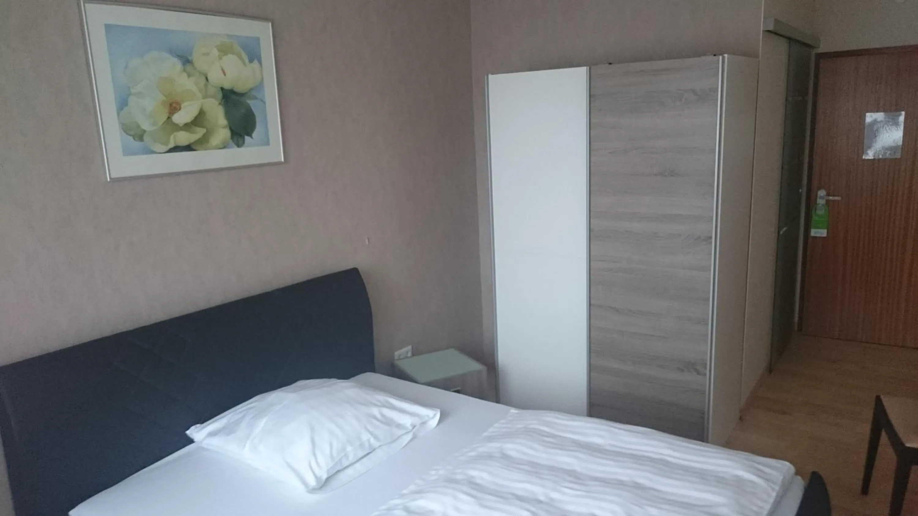 Photo of the whole room, Bed in Hotel Aquarius Braunschweig