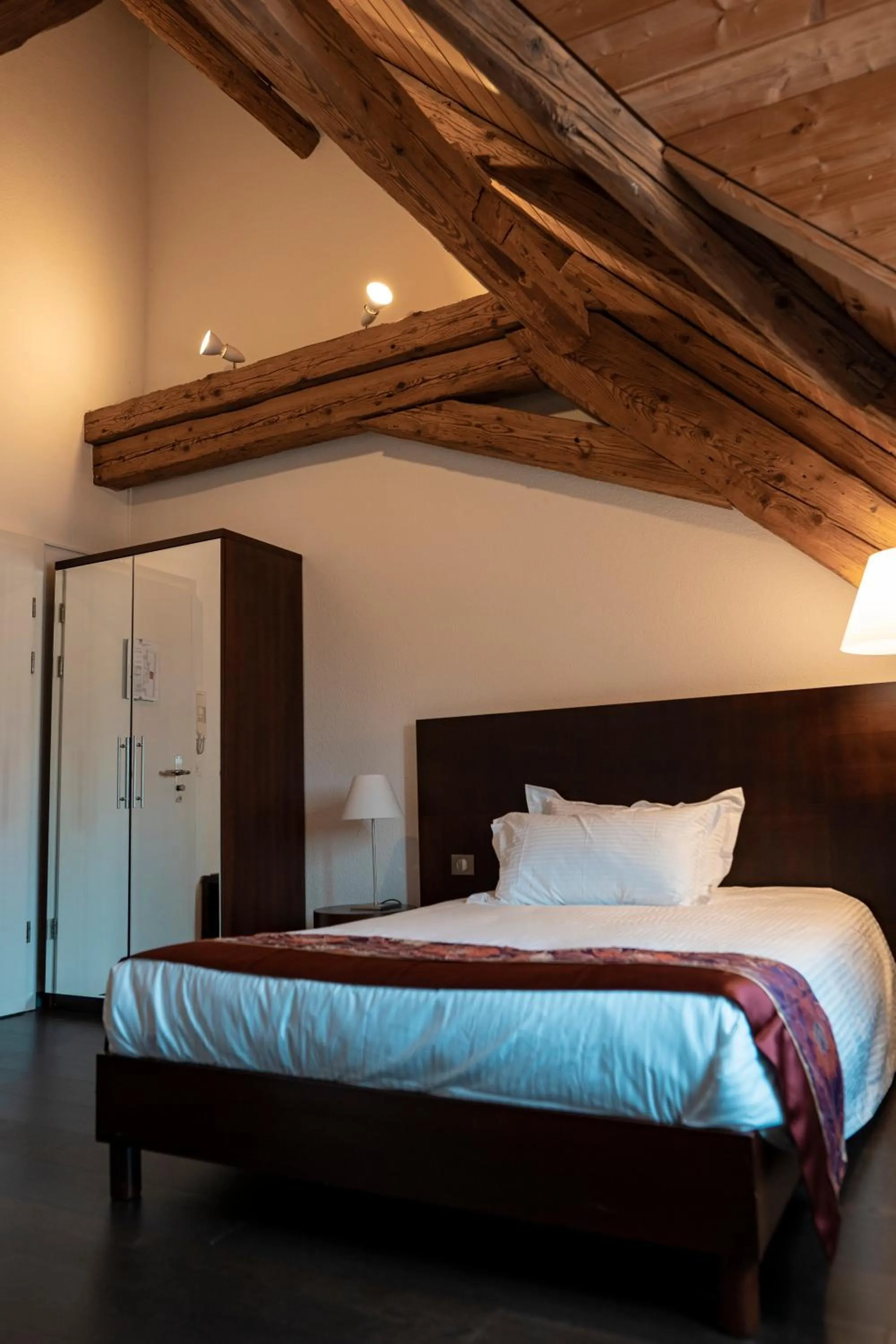 Bed in SWISS HOTEL LA COURONNE