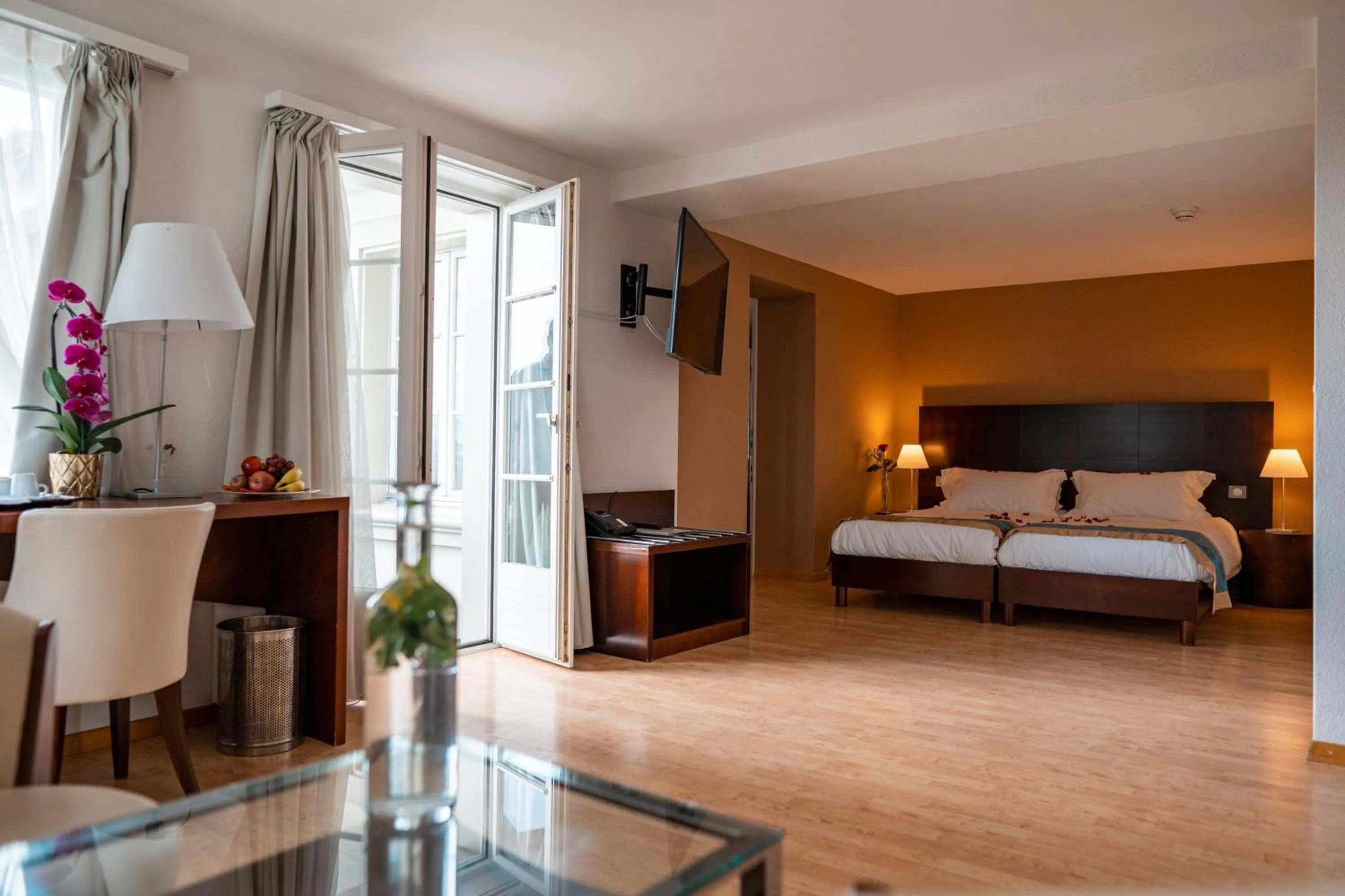 Bed in SWISS HOTEL LA COURONNE