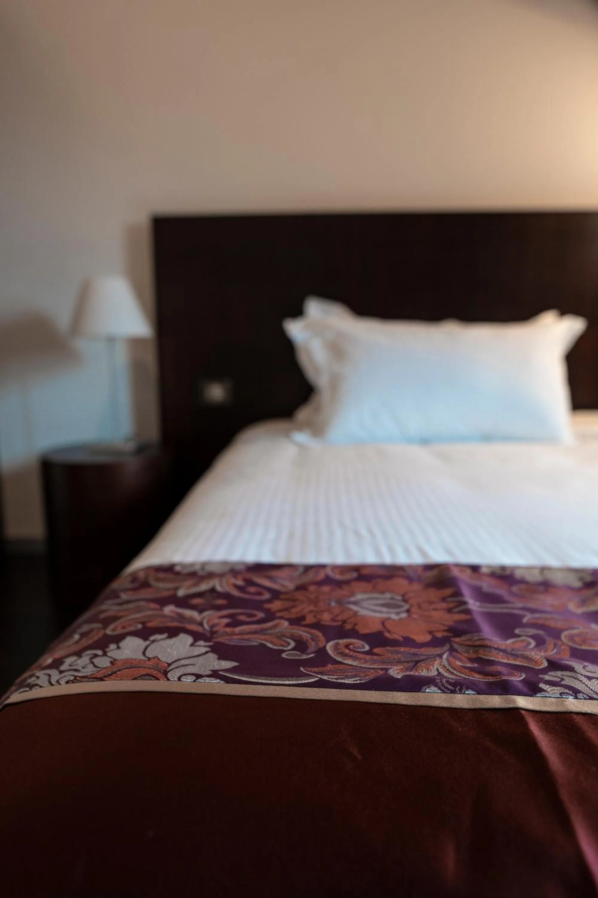 Bed in SWISS HOTEL LA COURONNE