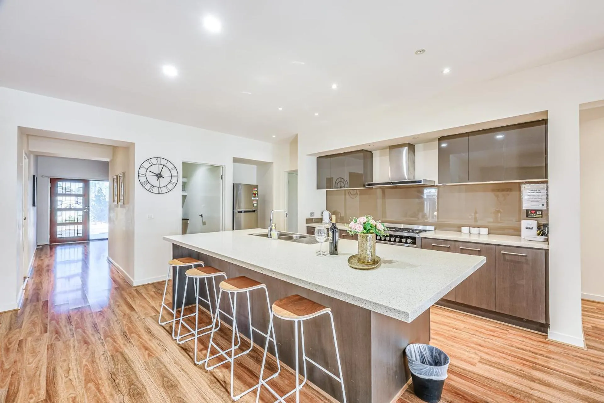 Stylish Luxe House For Big Group Near Shopping Center