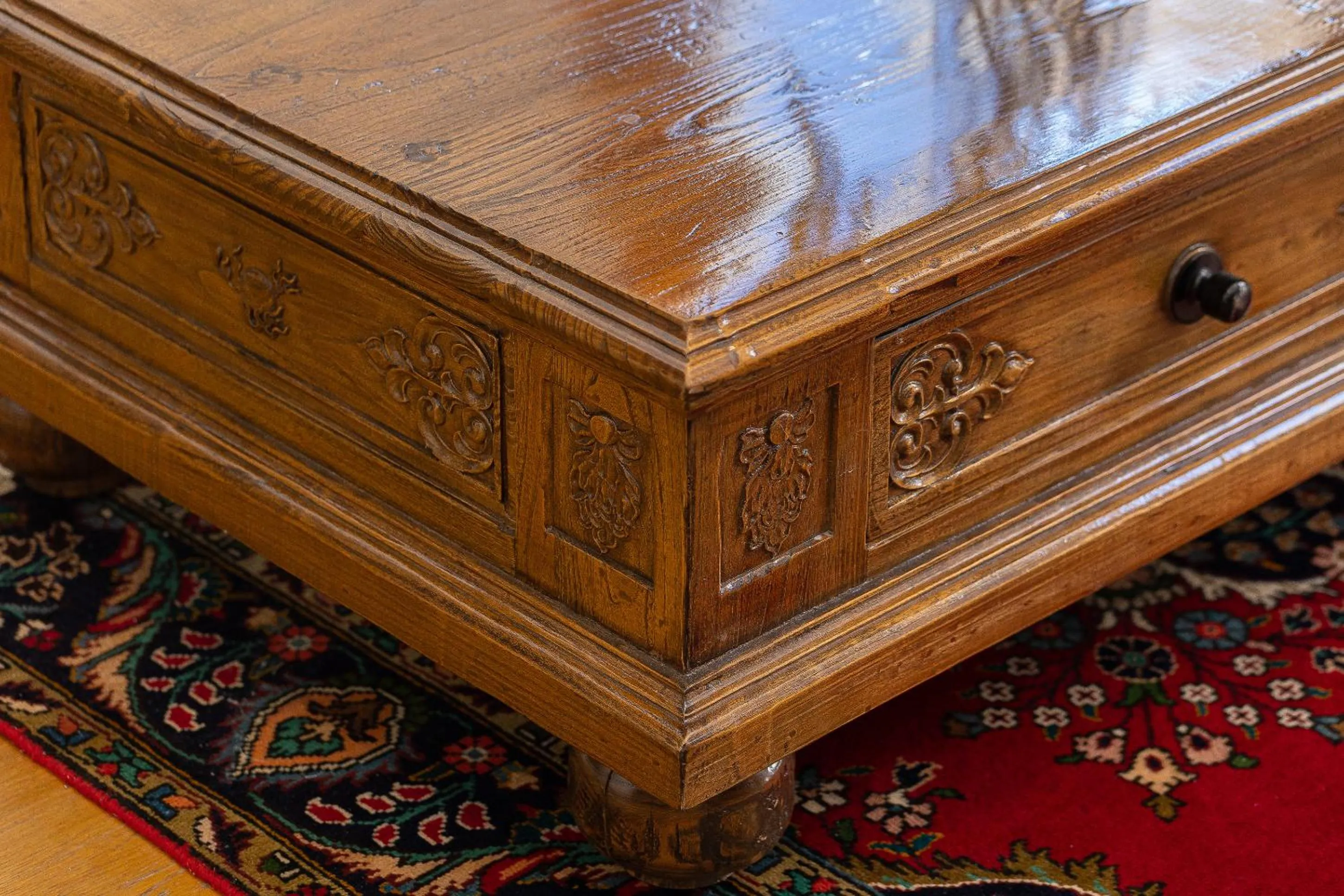 Decorative detail in Suite della Pigna