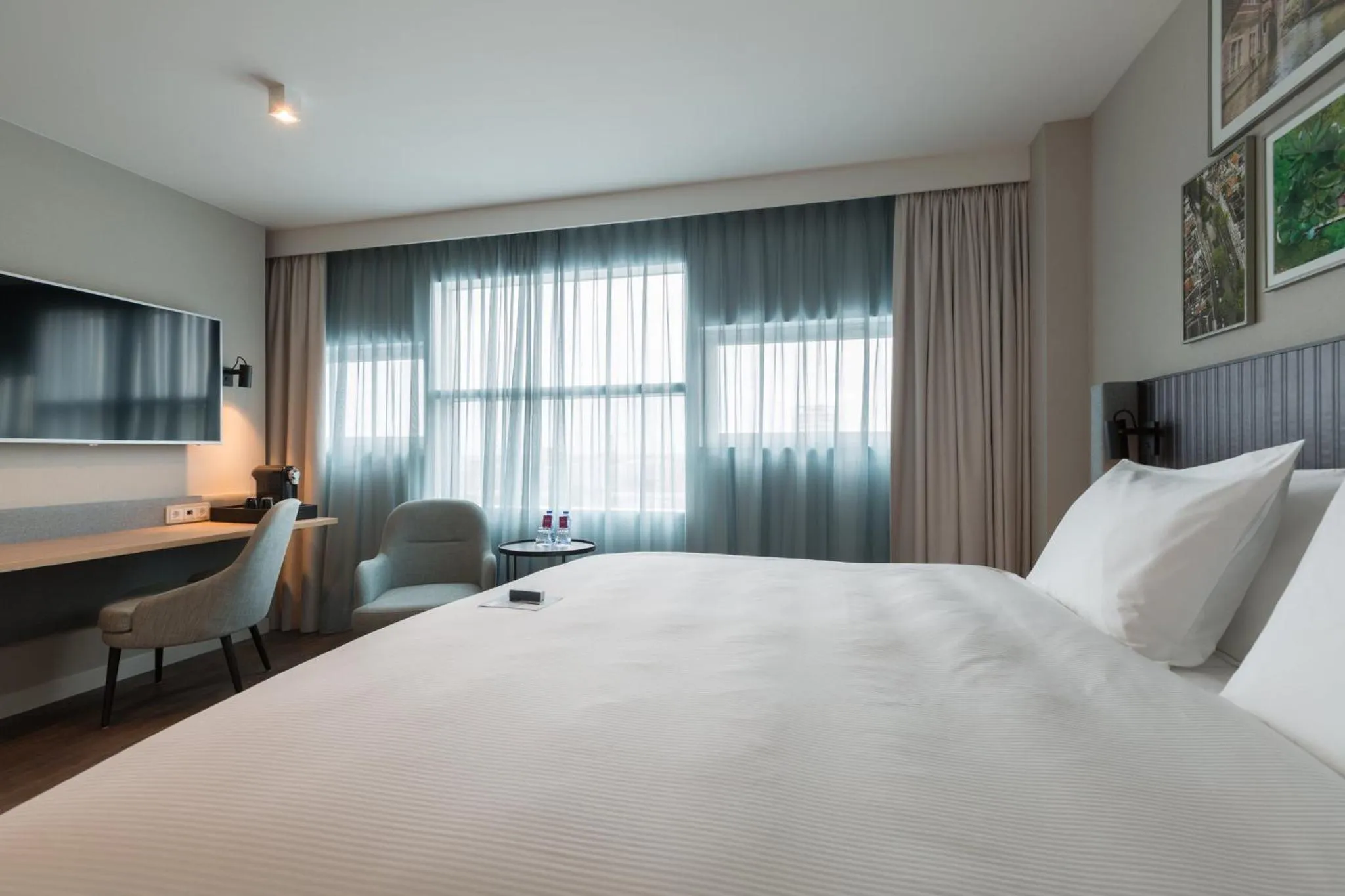 Photo of the whole room, Bed in Crowne Plaza Utrecht - Central Station by IHG