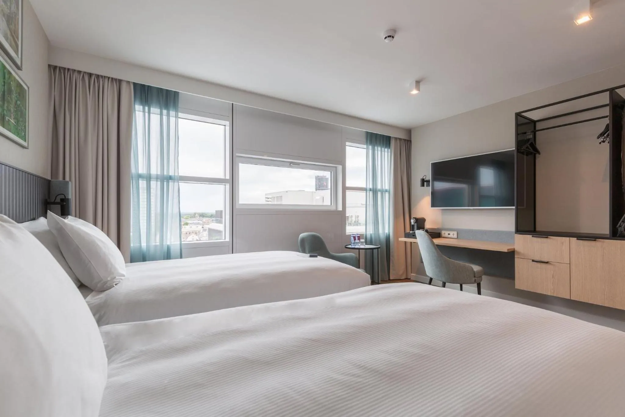 Photo of the whole room, Bed in Crowne Plaza Utrecht - Central Station by IHG