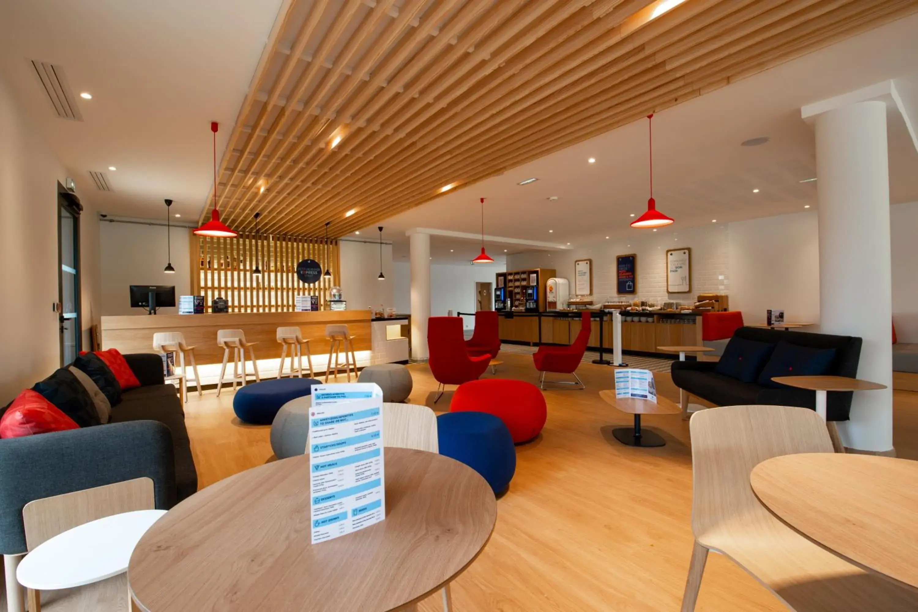 Lounge or bar in Holiday Inn Express - Arcachon - La Teste by IHG Lounge or bar in Holiday Inn Express - Arcachon - La Teste by IHG