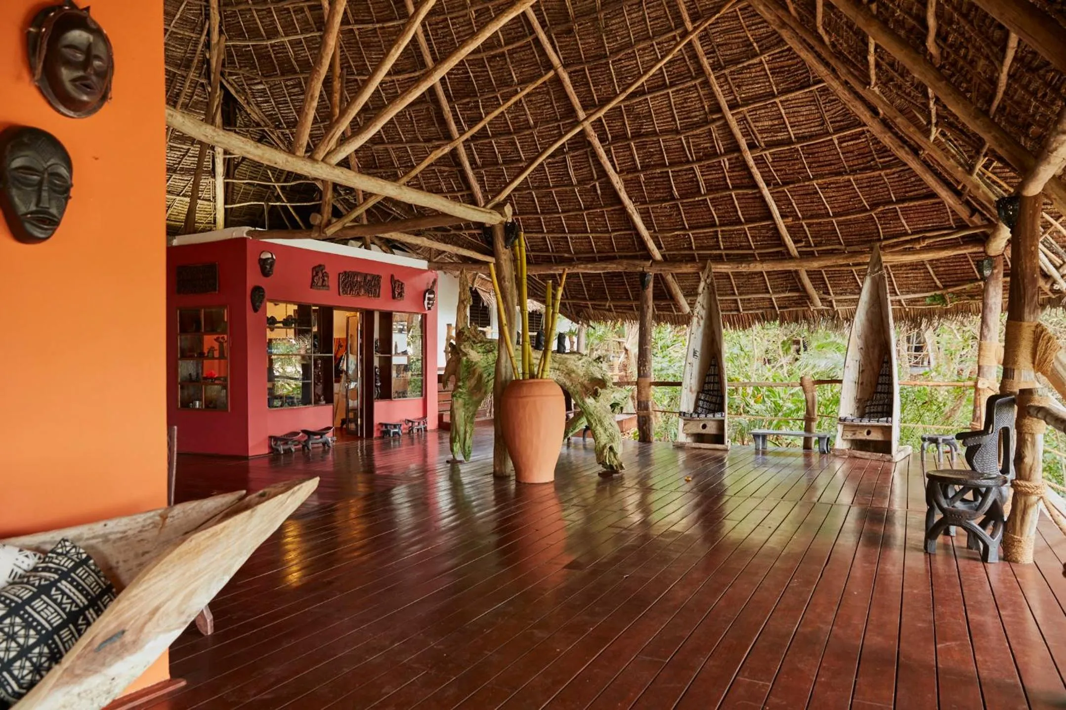 Property building in Fundu Lagoon