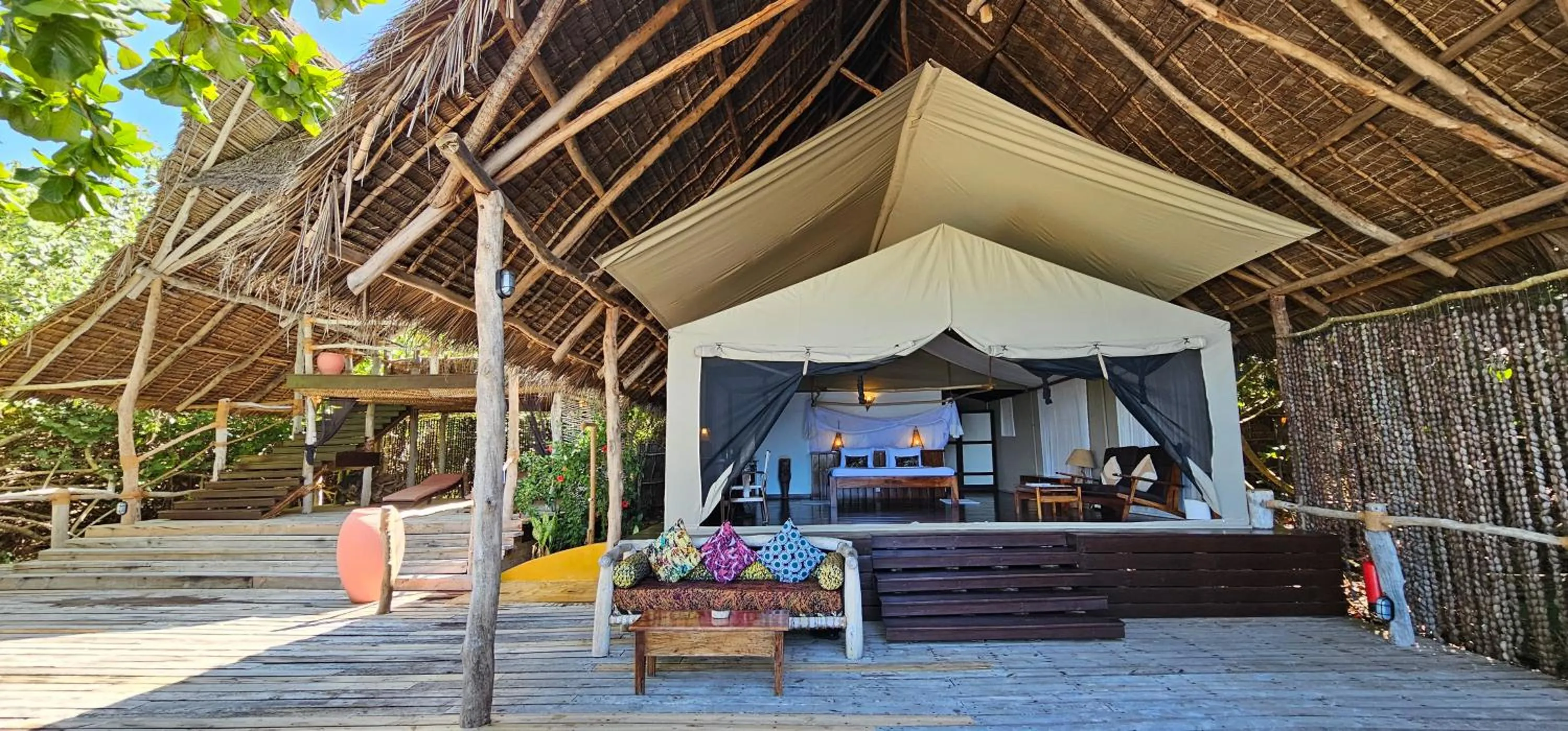 Property building in Fundu Lagoon