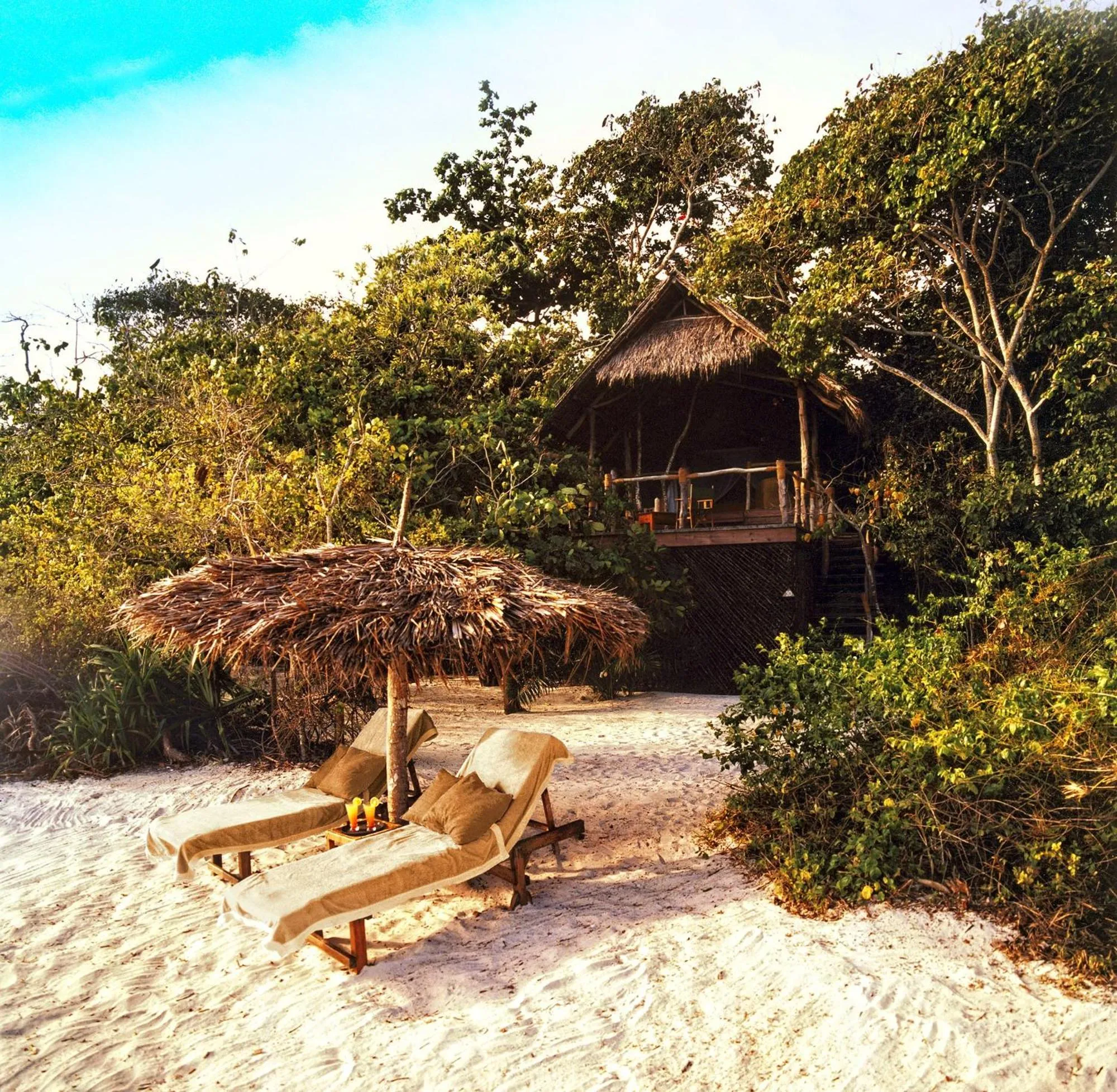 Property building in Fundu Lagoon