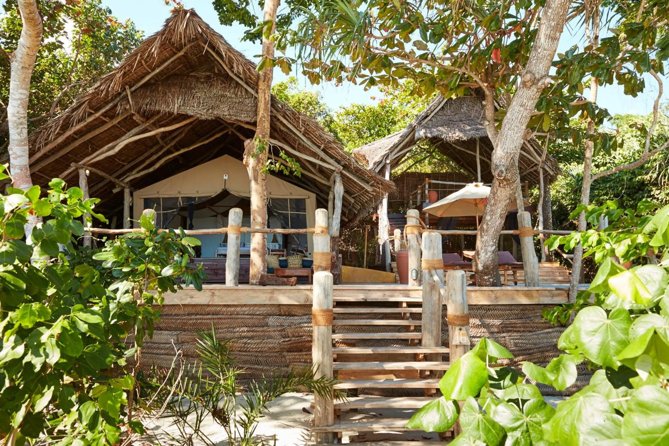 Property building in Fundu Lagoon