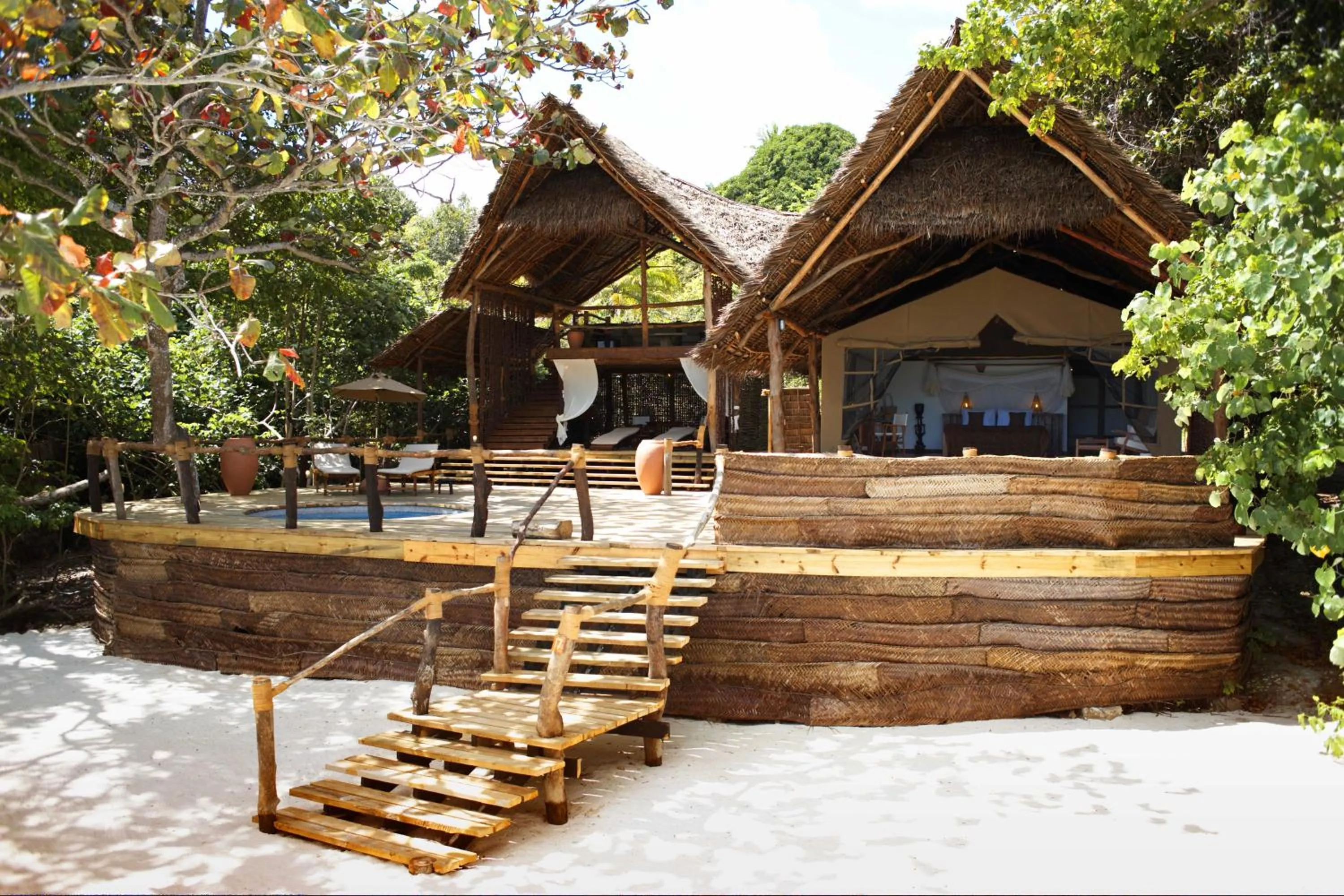 Property building in Fundu Lagoon