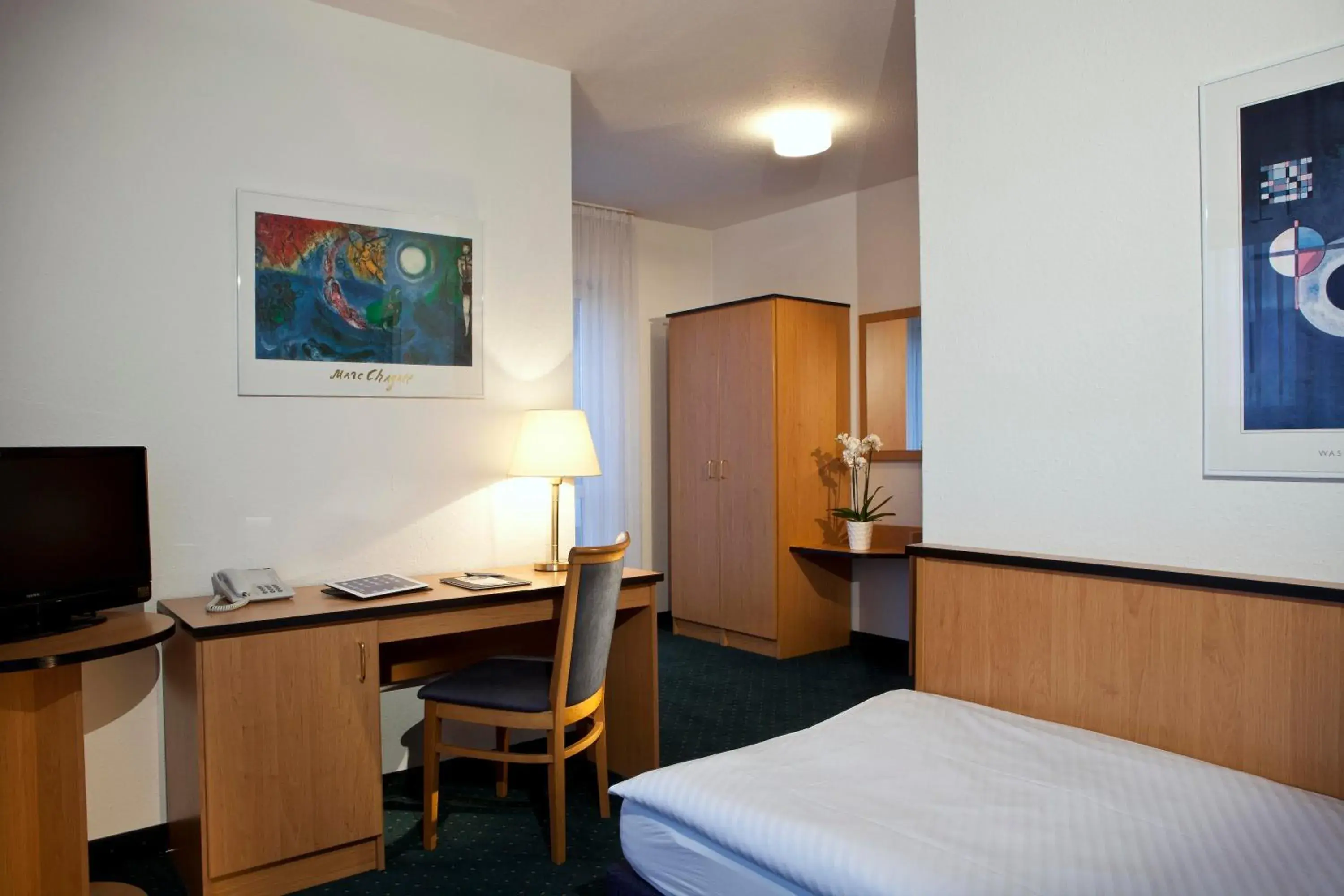 Bed in Airport-Hotel Stetten