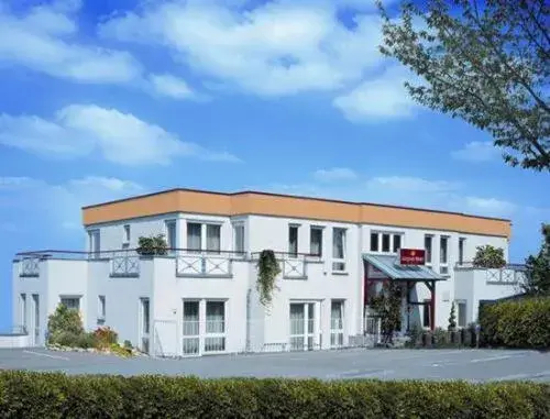 Facade/entrance, Property Building in Airport-Hotel Stetten