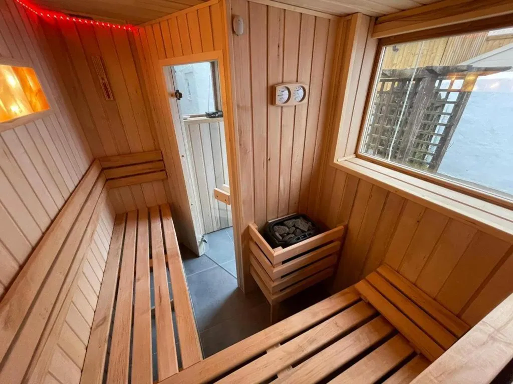 Snowdon Retreat Villa by Seaside Llandudno