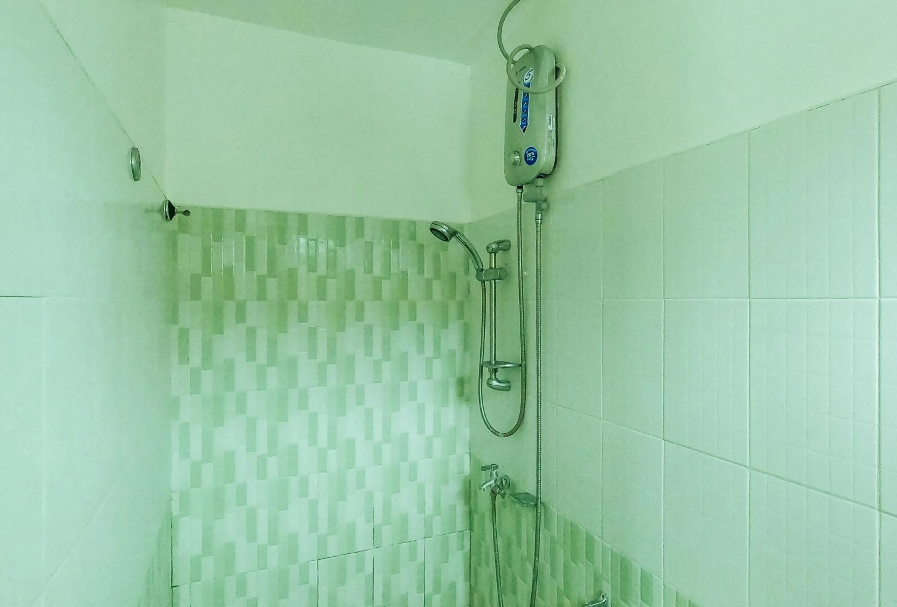 Shower in RedDoorz @ Pamaong Street