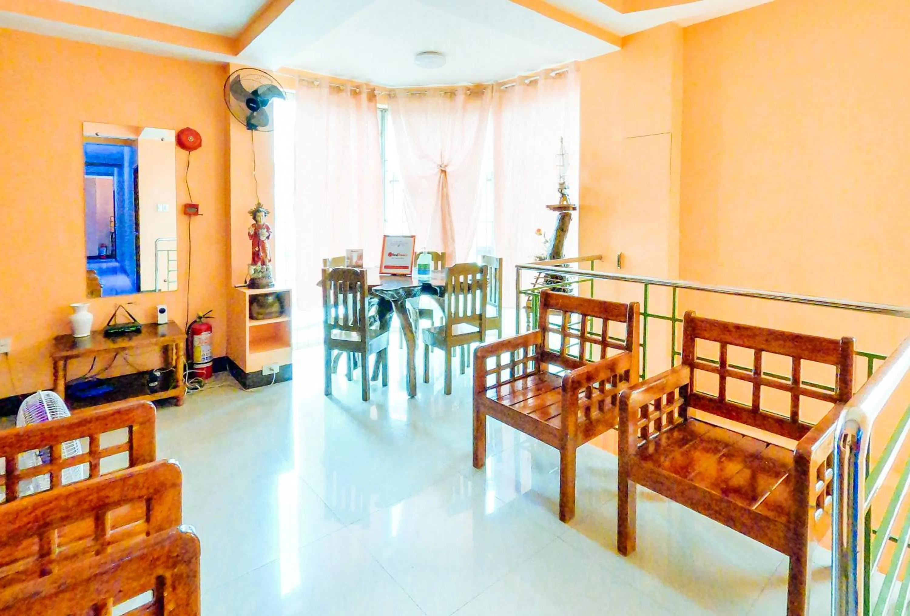 Seating area in RedDoorz @ Pamaong Street