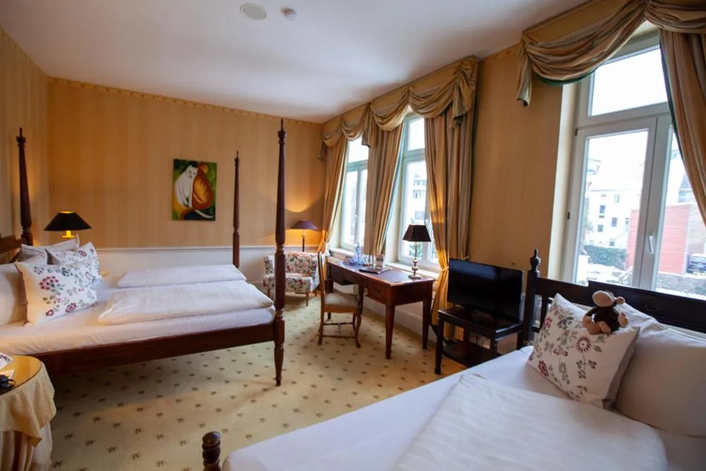 Bed in Hotel Niederländischer Hof