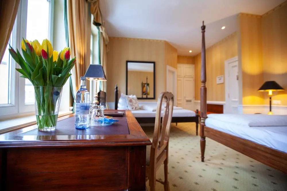 Bed in Hotel Niederländischer Hof