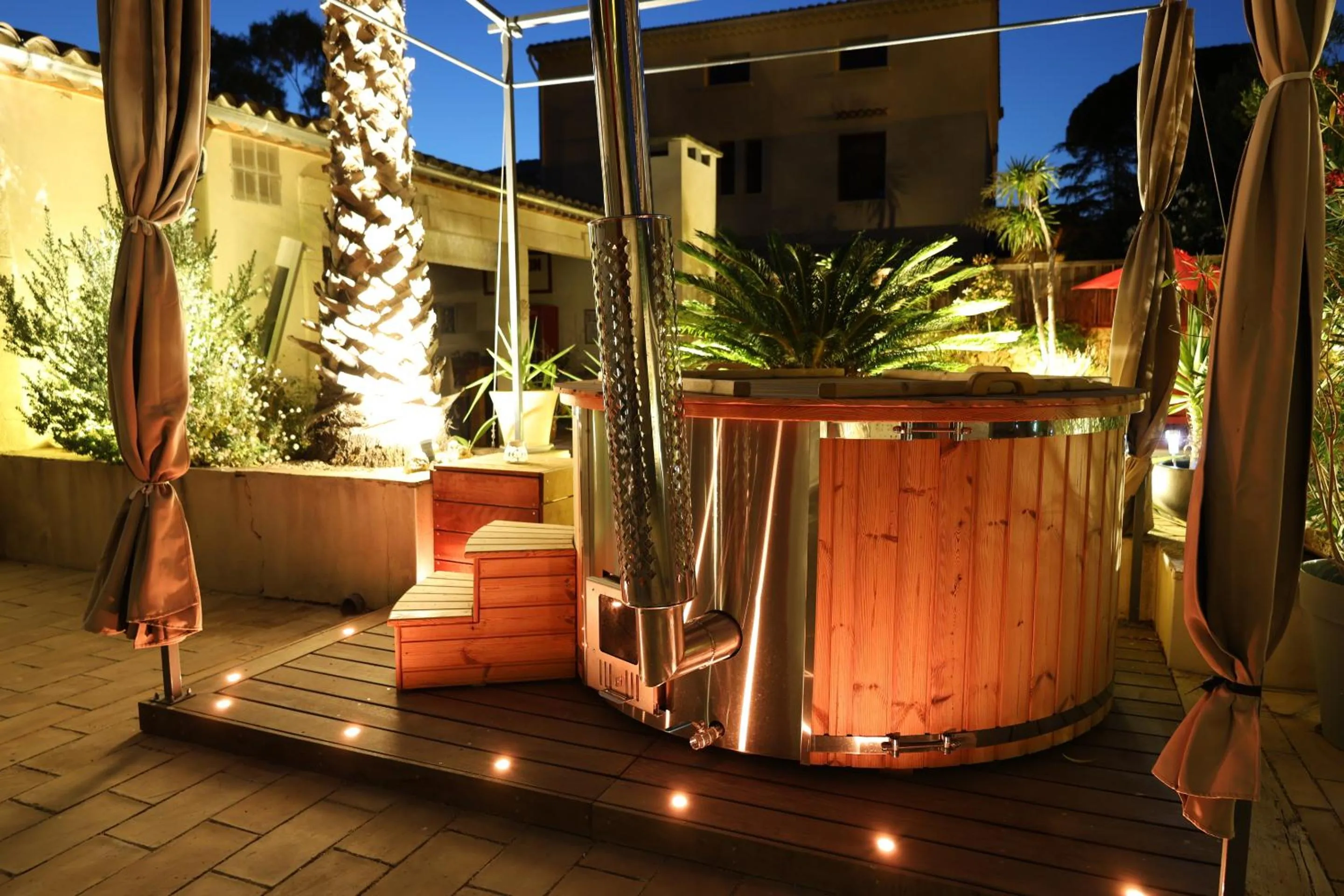 Hot Tub in Maison Dix Chambres d'hôtes et Espace SPA Bien être