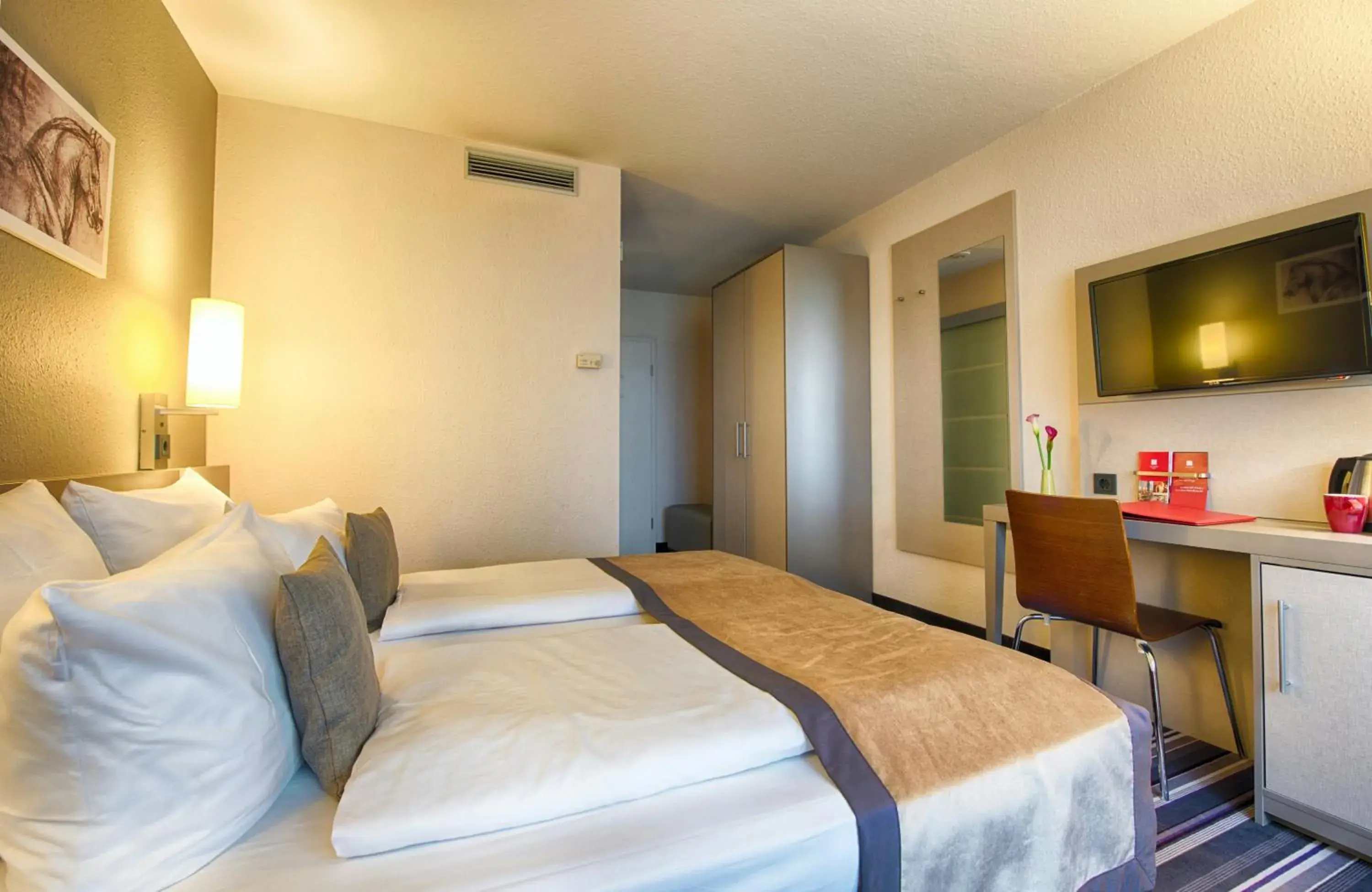 Photo of the whole room, Bed in Leonardo Hotel Mannheim-Ladenburg Photo of the whole room, Bed in Leonardo Hotel Mannheim-Ladenburg