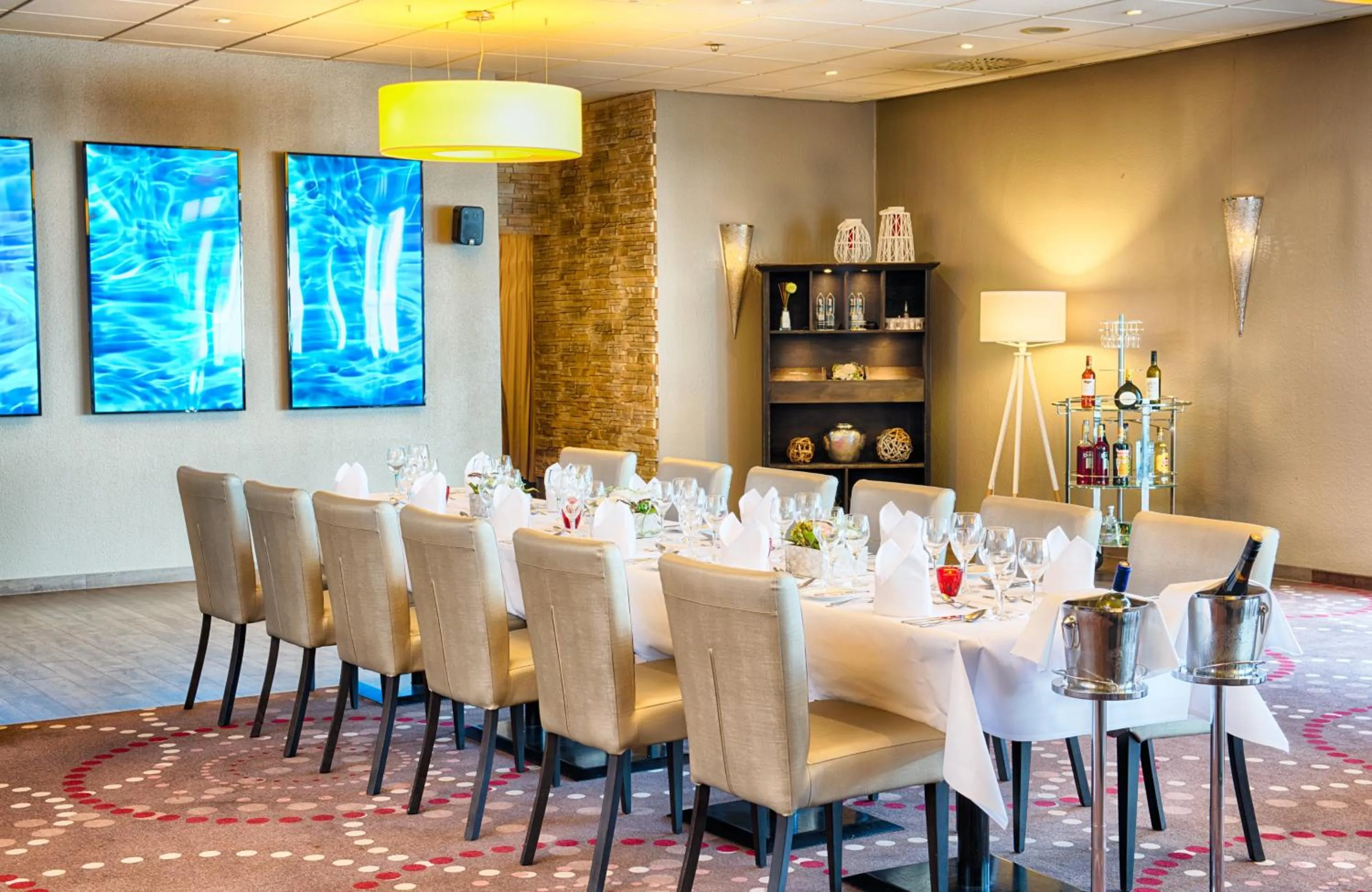 Restaurant/places to eat in Leonardo Hotel Mannheim-Ladenburg