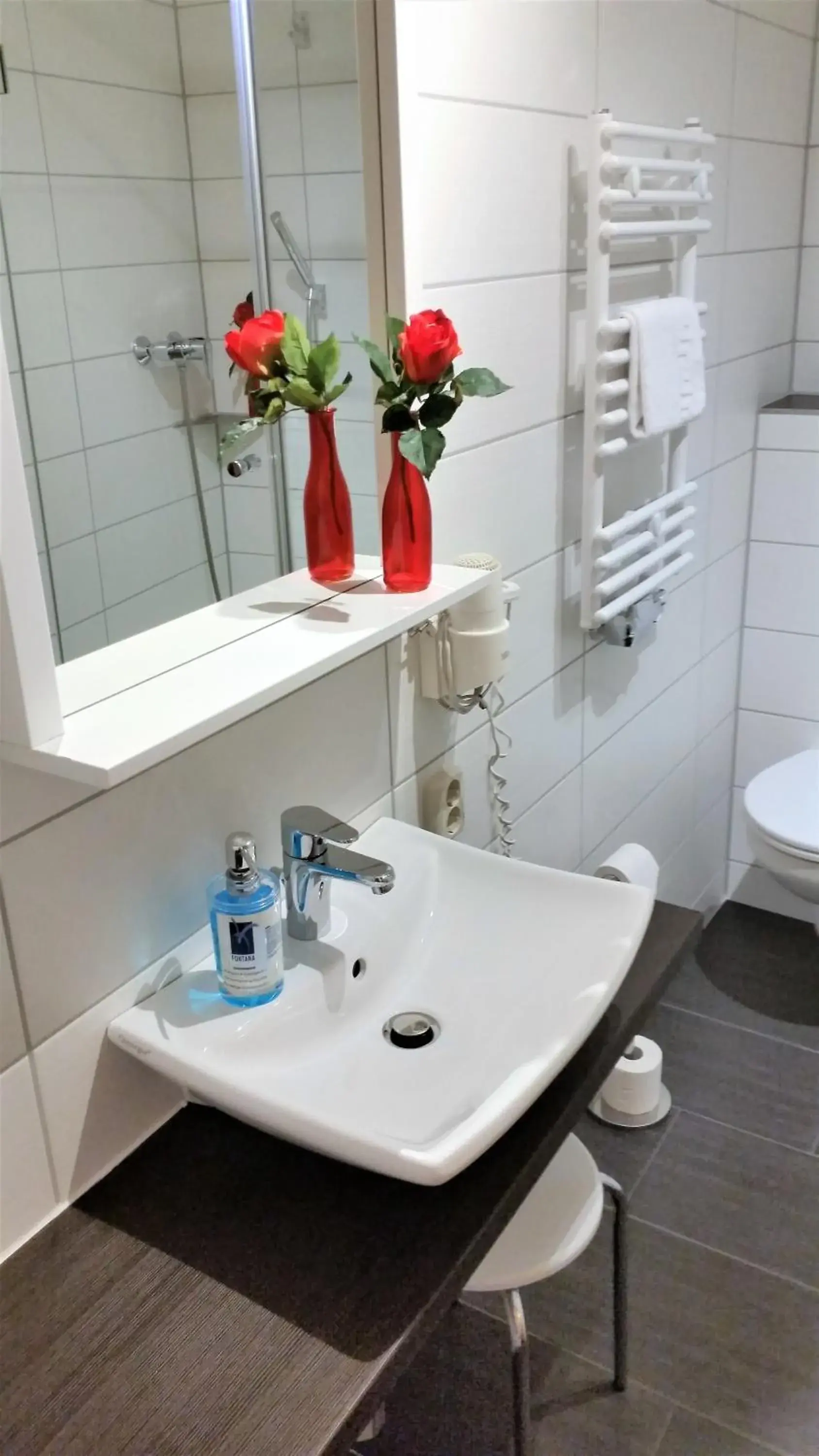 Twin Room with Shower - single occupancy in Hotel-Pension Grüne Linde Twin Room with Shower - single occupancy in Hotel-Pension Grüne Linde