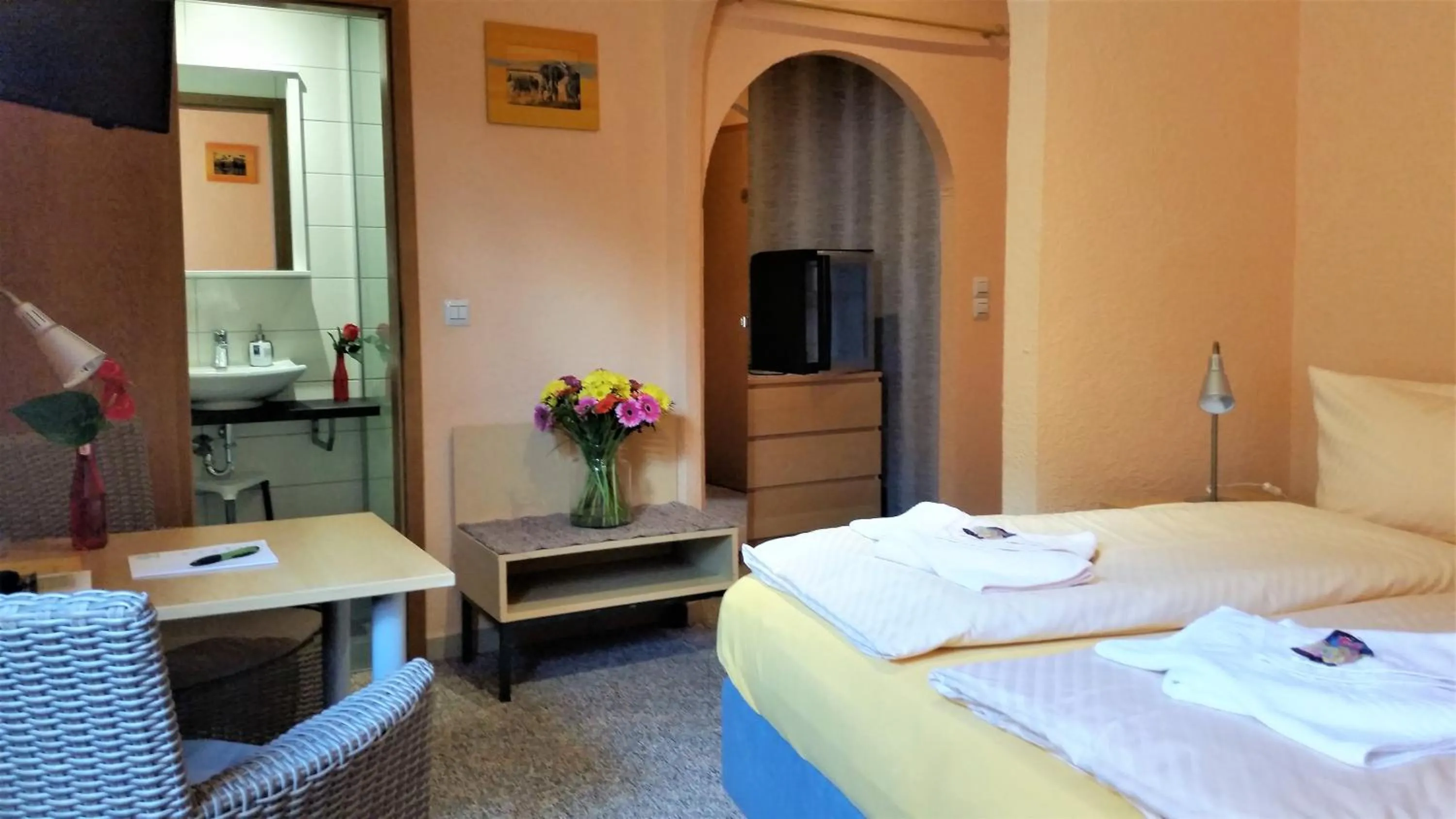 Photo of the whole room, Bed in Hotel-Pension Grüne Linde