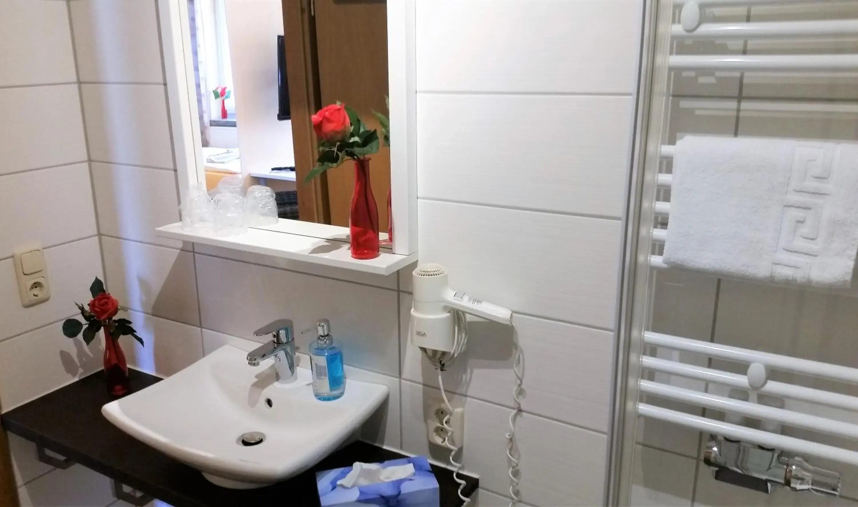 Twin Room with Shower - single occupancy in Hotel-Pension Grüne Linde Twin Room with Shower - single occupancy in Hotel-Pension Grüne Linde