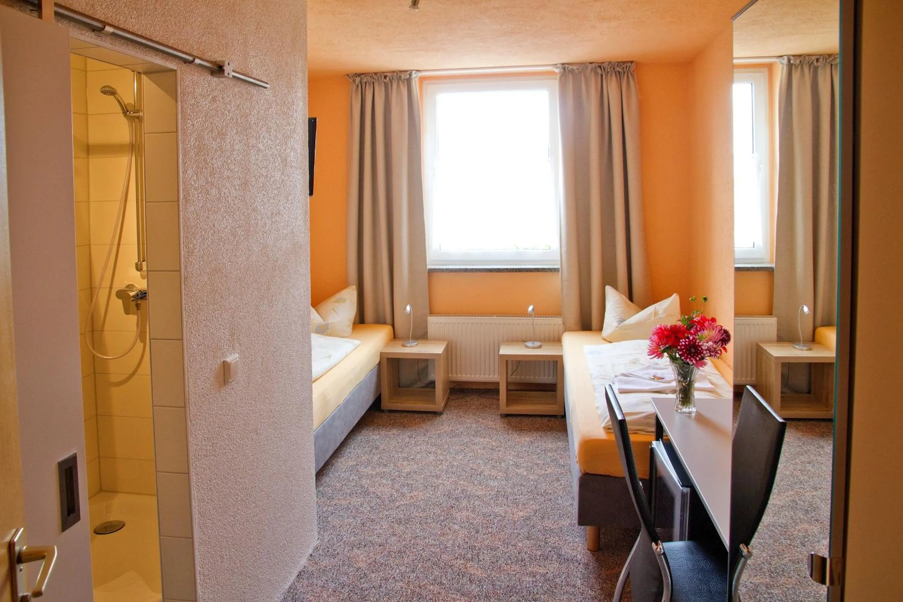 Photo of the whole room, Bed in Hotel-Pension Grüne Linde