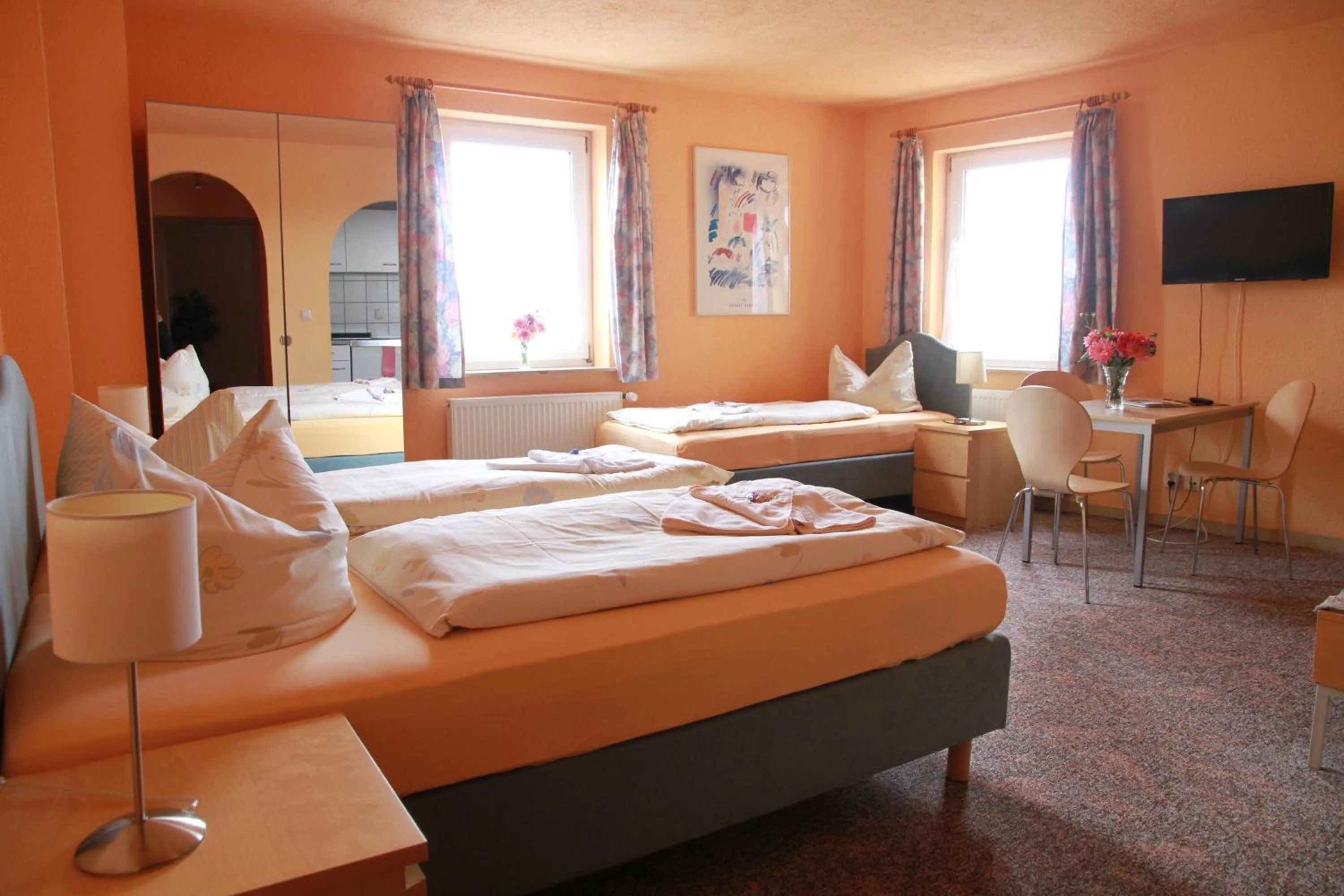 Photo of the whole room, Bed in Hotel-Pension Grüne Linde