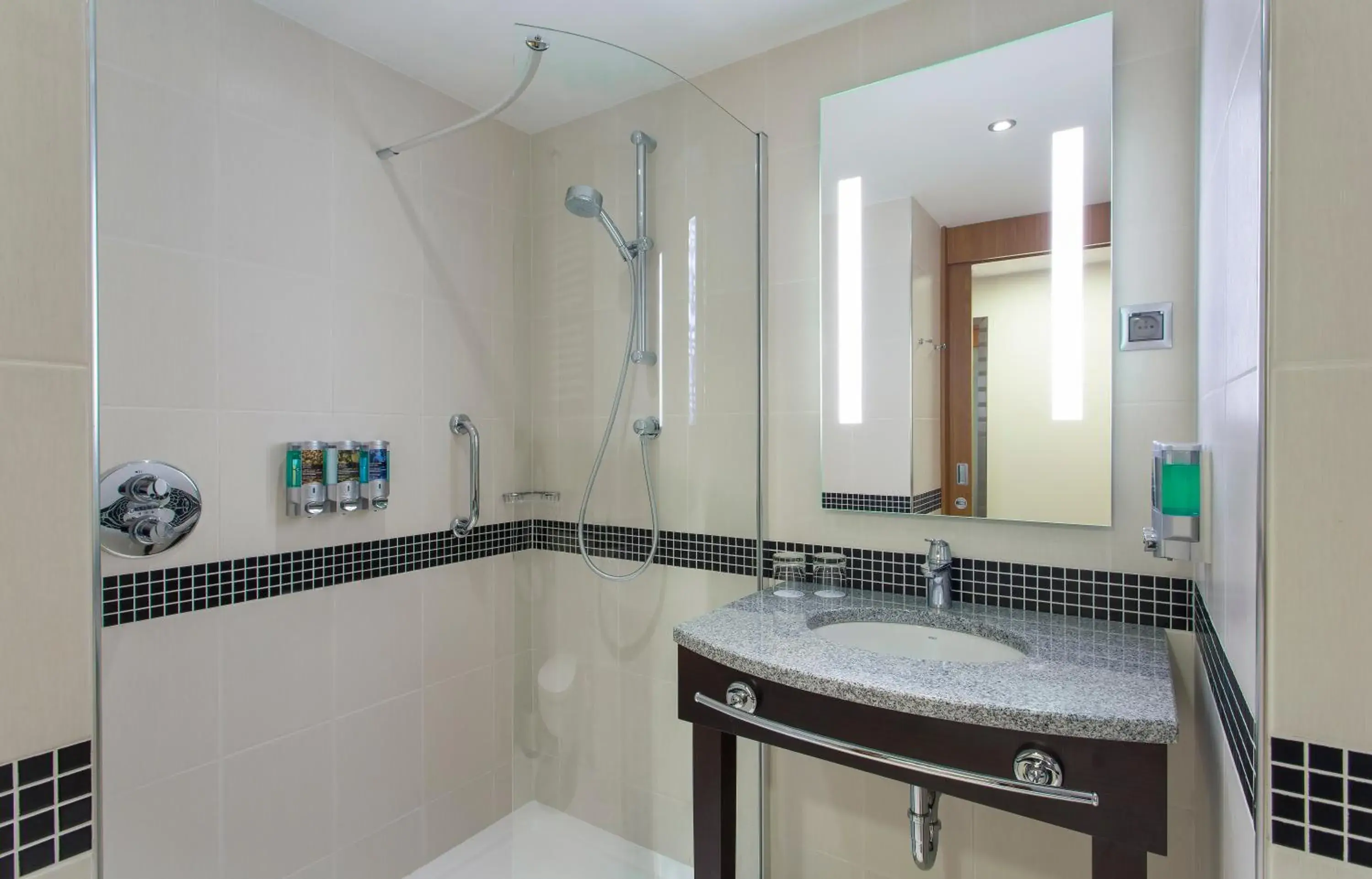 Queen Room in Hampton by Hilton Gdansk Airport Queen Room in Hampton by Hilton Gdansk Airport