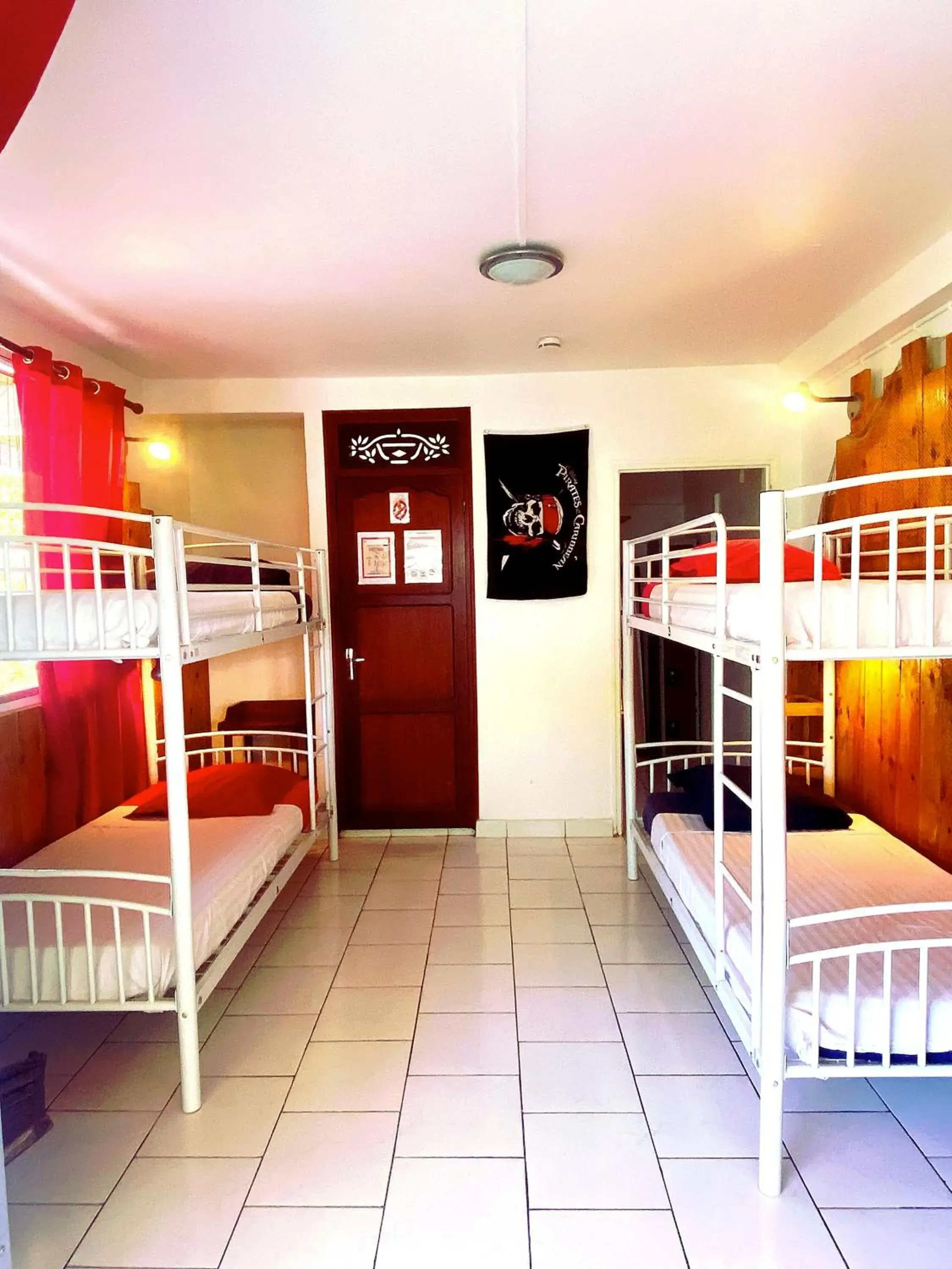 6-Bed Mixed Dormitory Room - single occupancy in Auberge K-WAN Hostel - Proche Plages 6-Bed Mixed Dormitory Room - single occupancy in Auberge K-WAN Hostel - Proche Plages