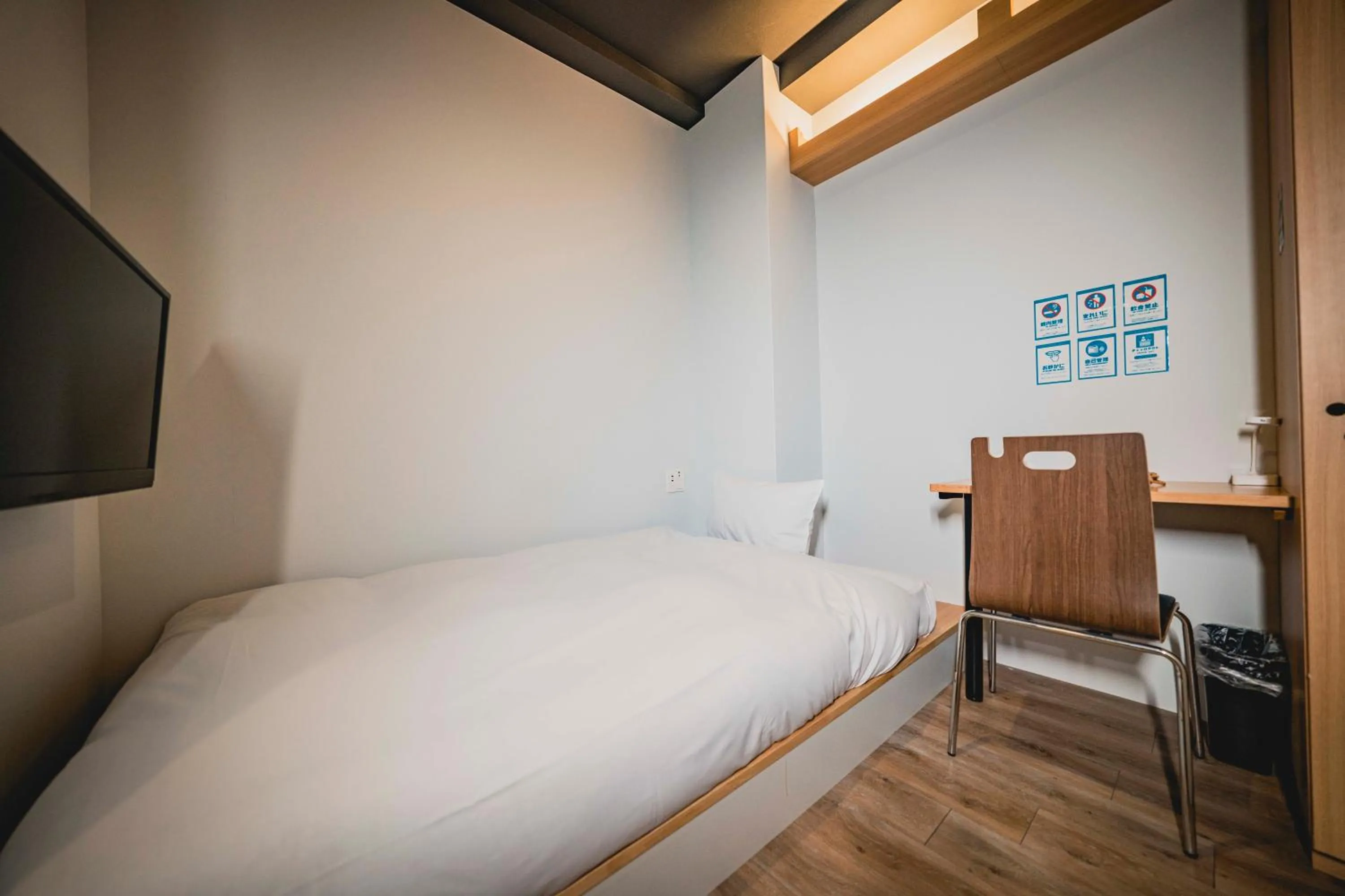 Photo of the whole room, Bed in hotel atarayo osaka