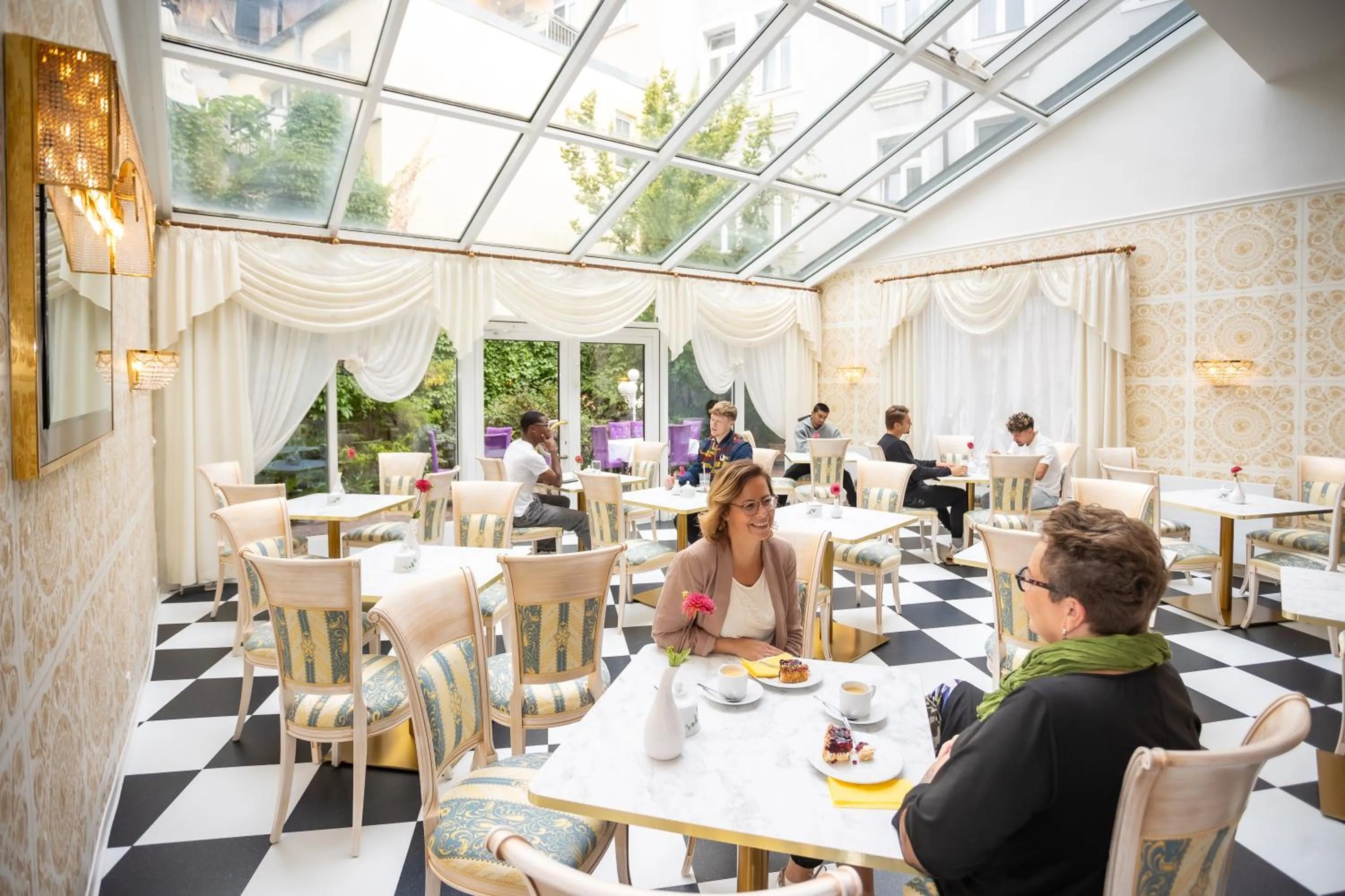 Restaurant/places to eat in Hotel Alexandra