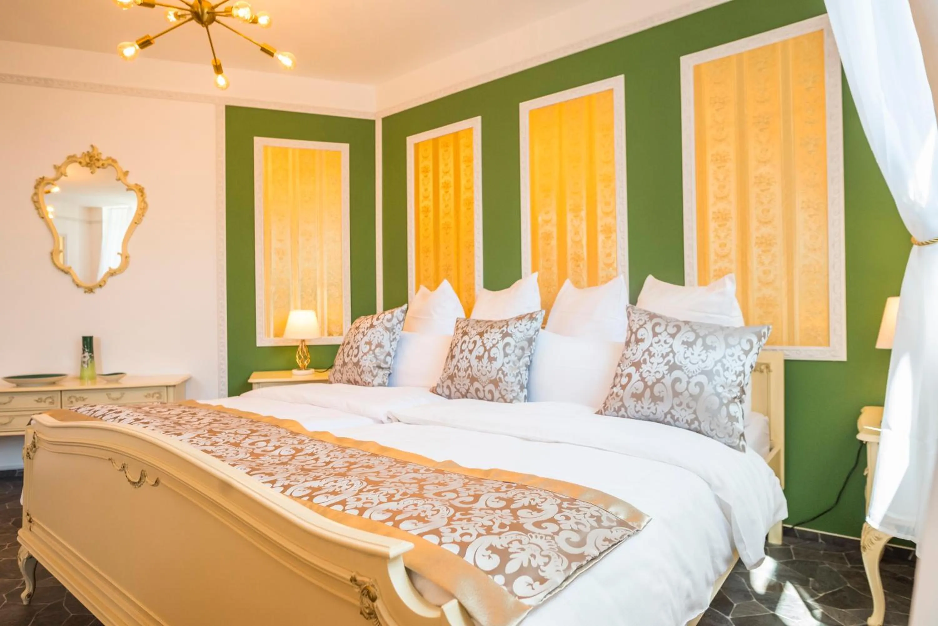 Staff, Bed in Hotel Alexandra