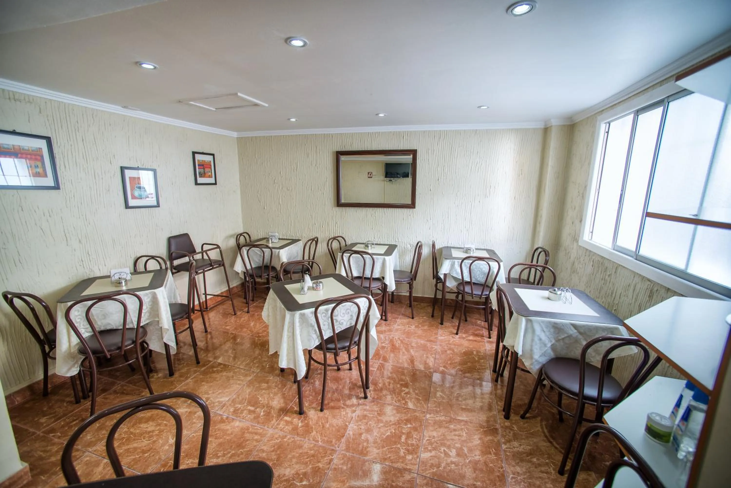 Communal lounge/ TV room in Hotel Sahara Inn