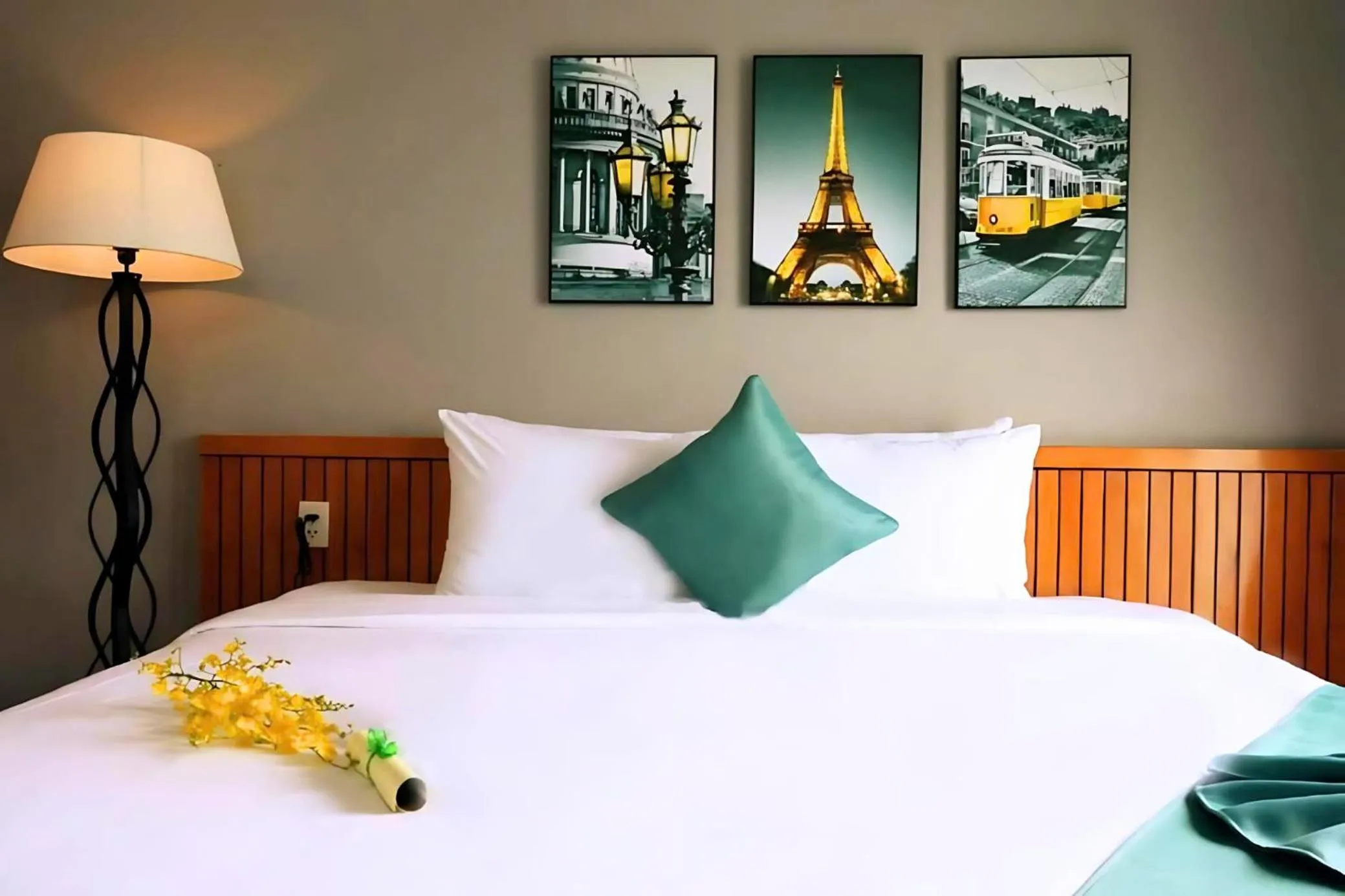 Balcony/Terrace, Bed in Happy Life Green Hotel